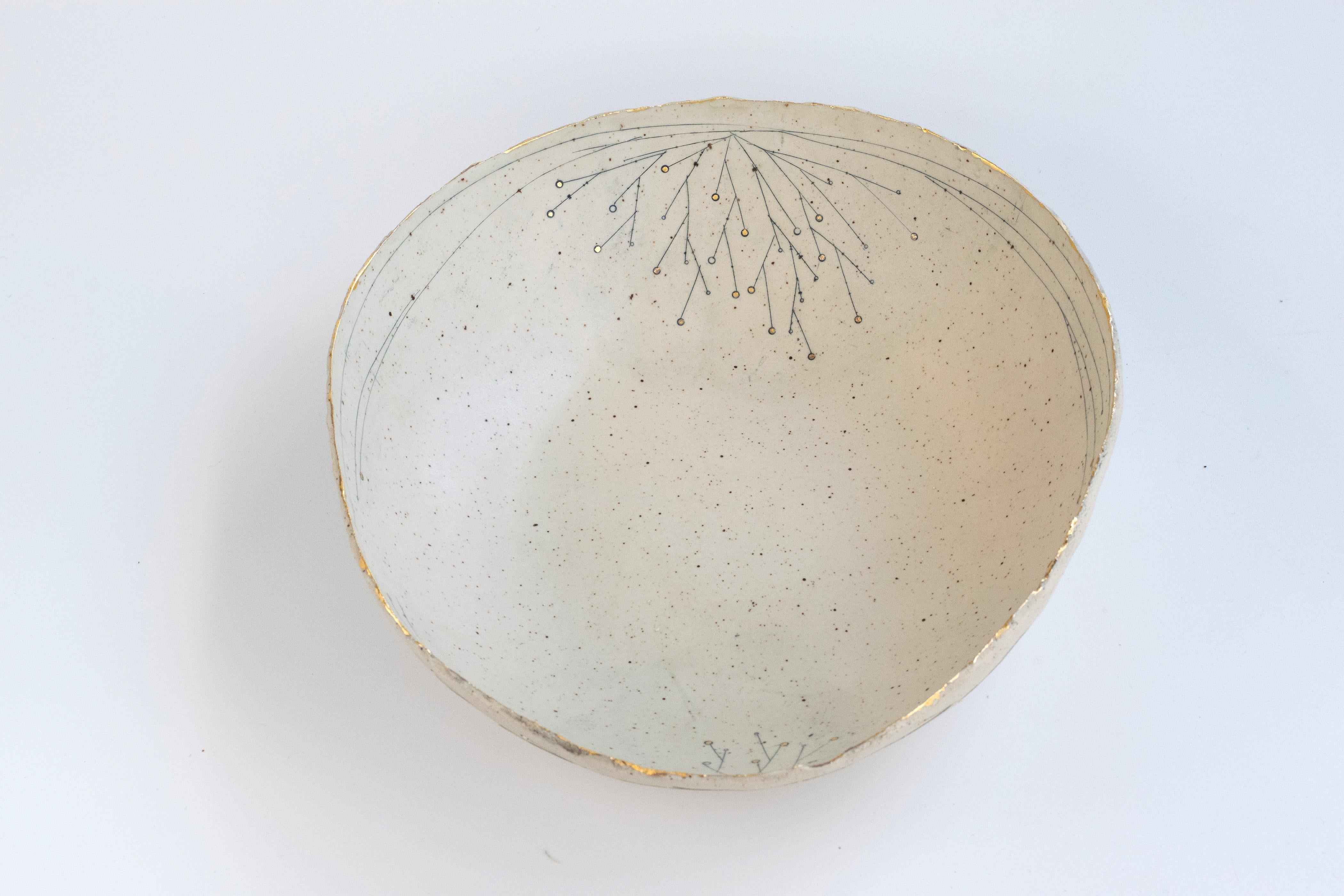 455-G Cuenco grande de gres Promesa Dorada con detalle de oro de 22 quilates de Helen Prior Moderno en venta
