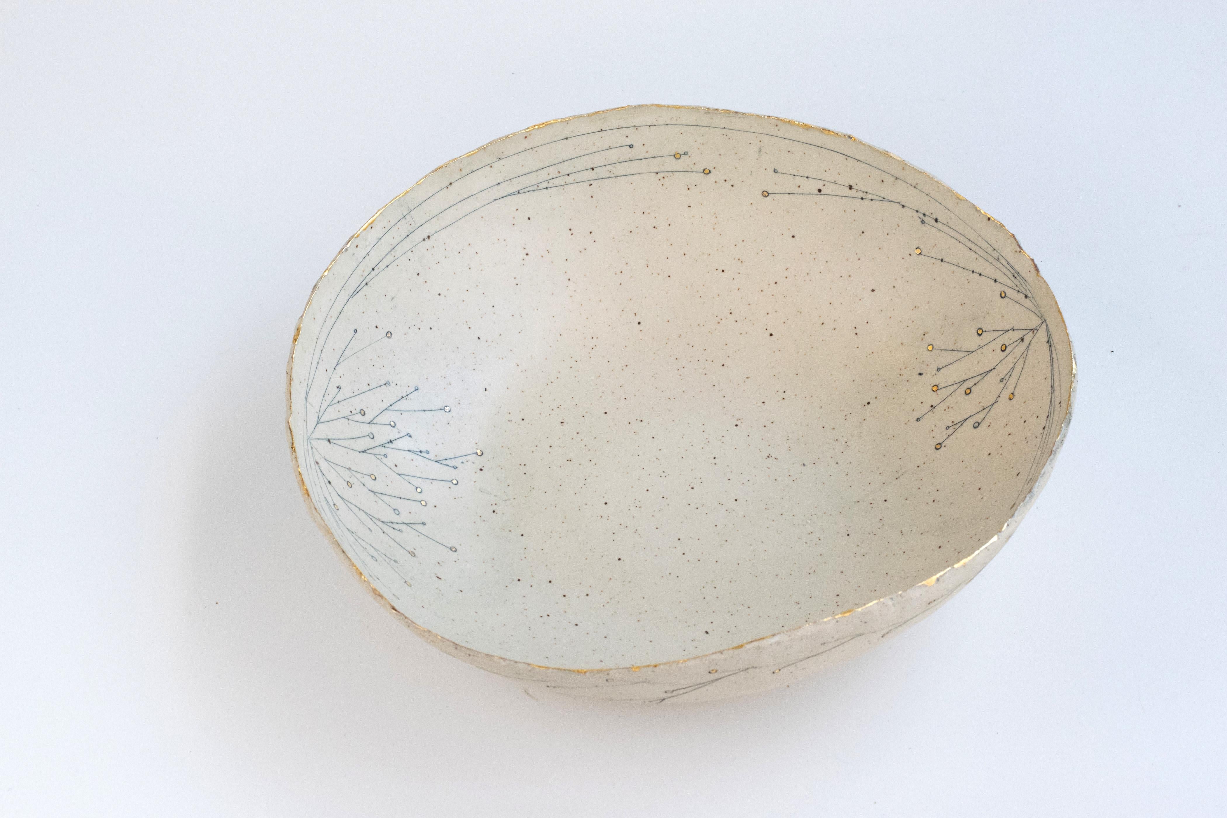 455-G Cuenco grande de gres Promesa Dorada con detalle de oro de 22 quilates de Helen Prior Pintado a mano en venta
