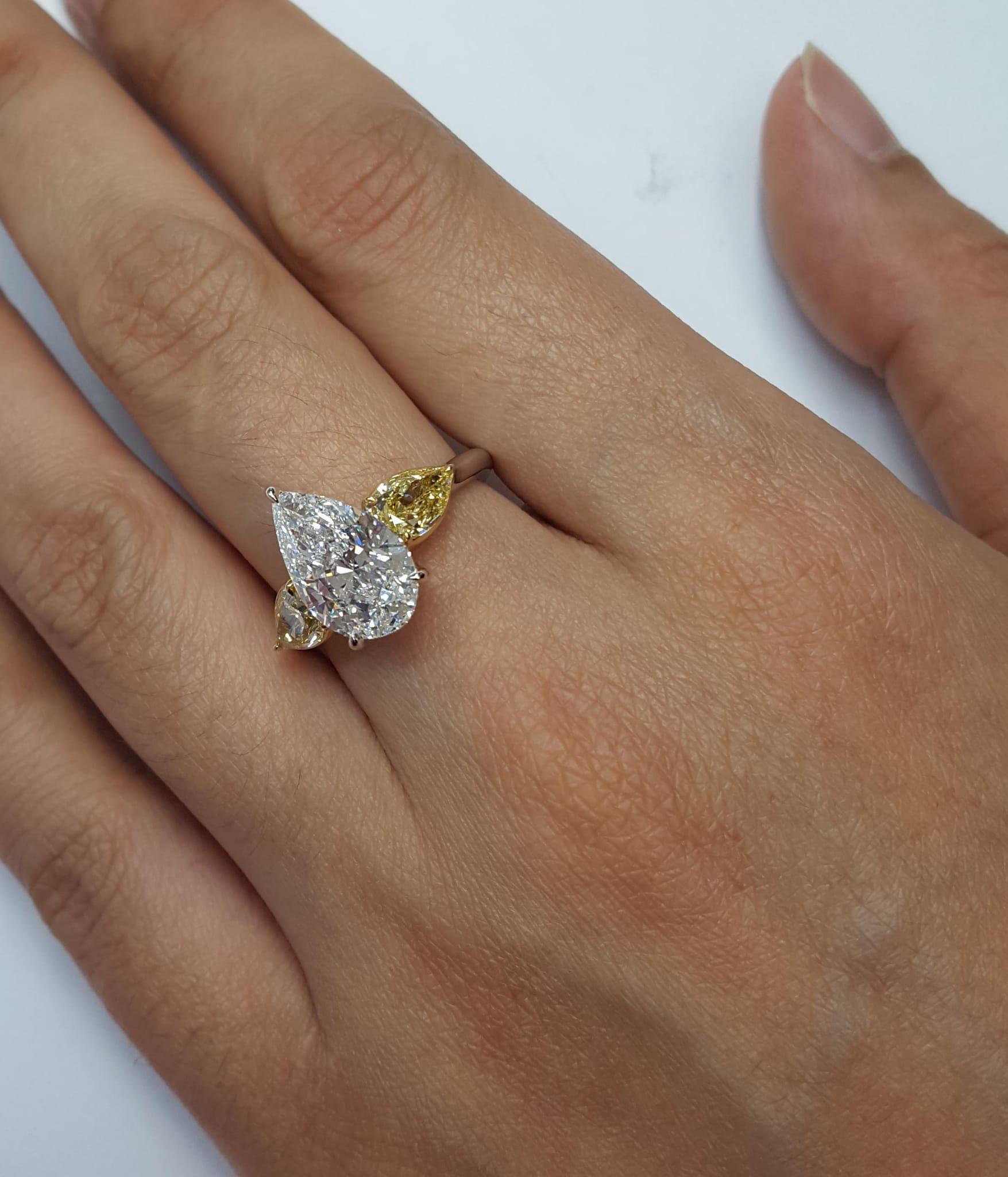 4.55ct. Pear-Shaped Fancy Yellow & Colorless Diamond Engagement Ring, GIA Report In New Condition For Sale In New York, NY