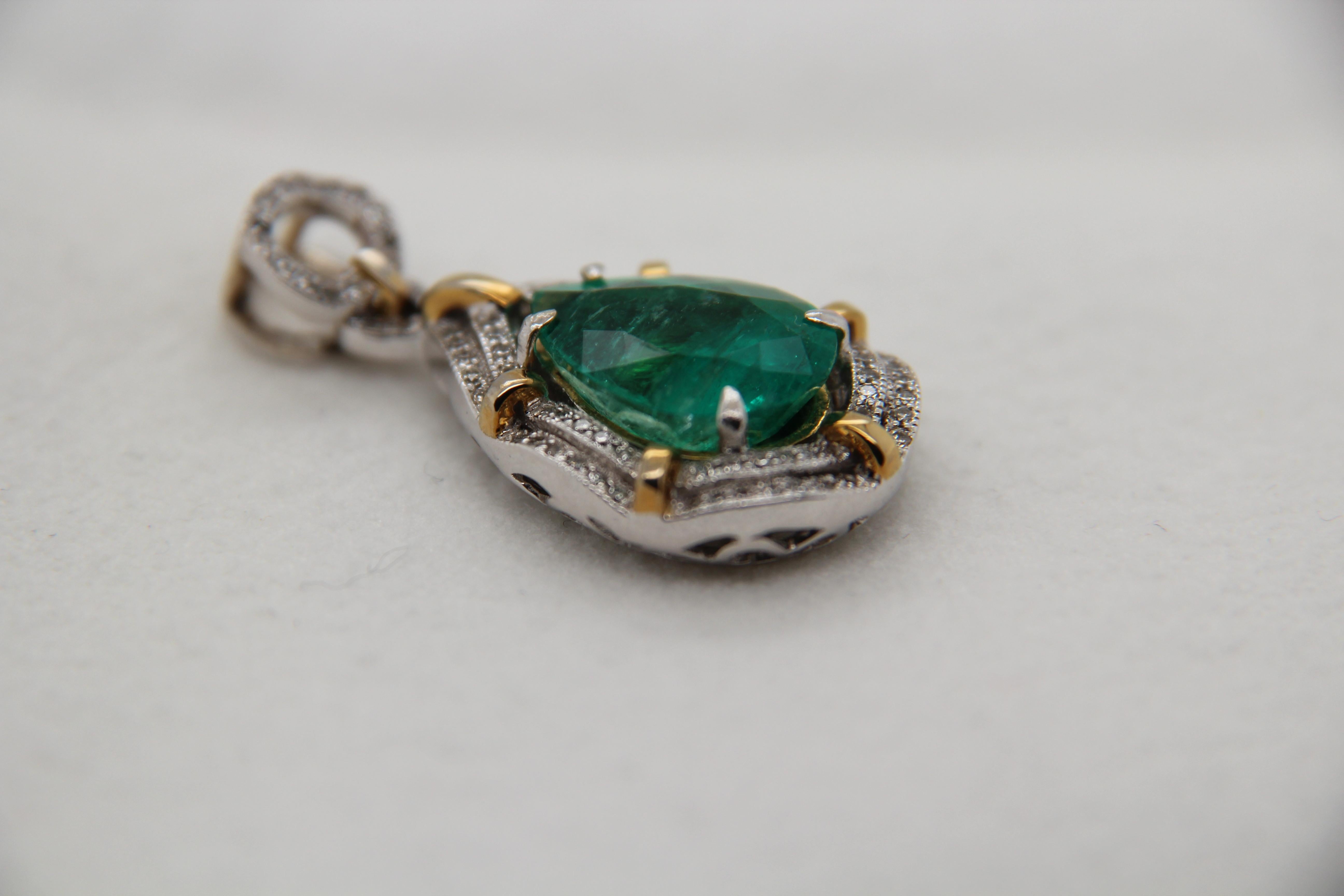 4.56 Carat Emerald and Diamond Pendant in 18 Karat Gold In New Condition For Sale In Bangkok, TH