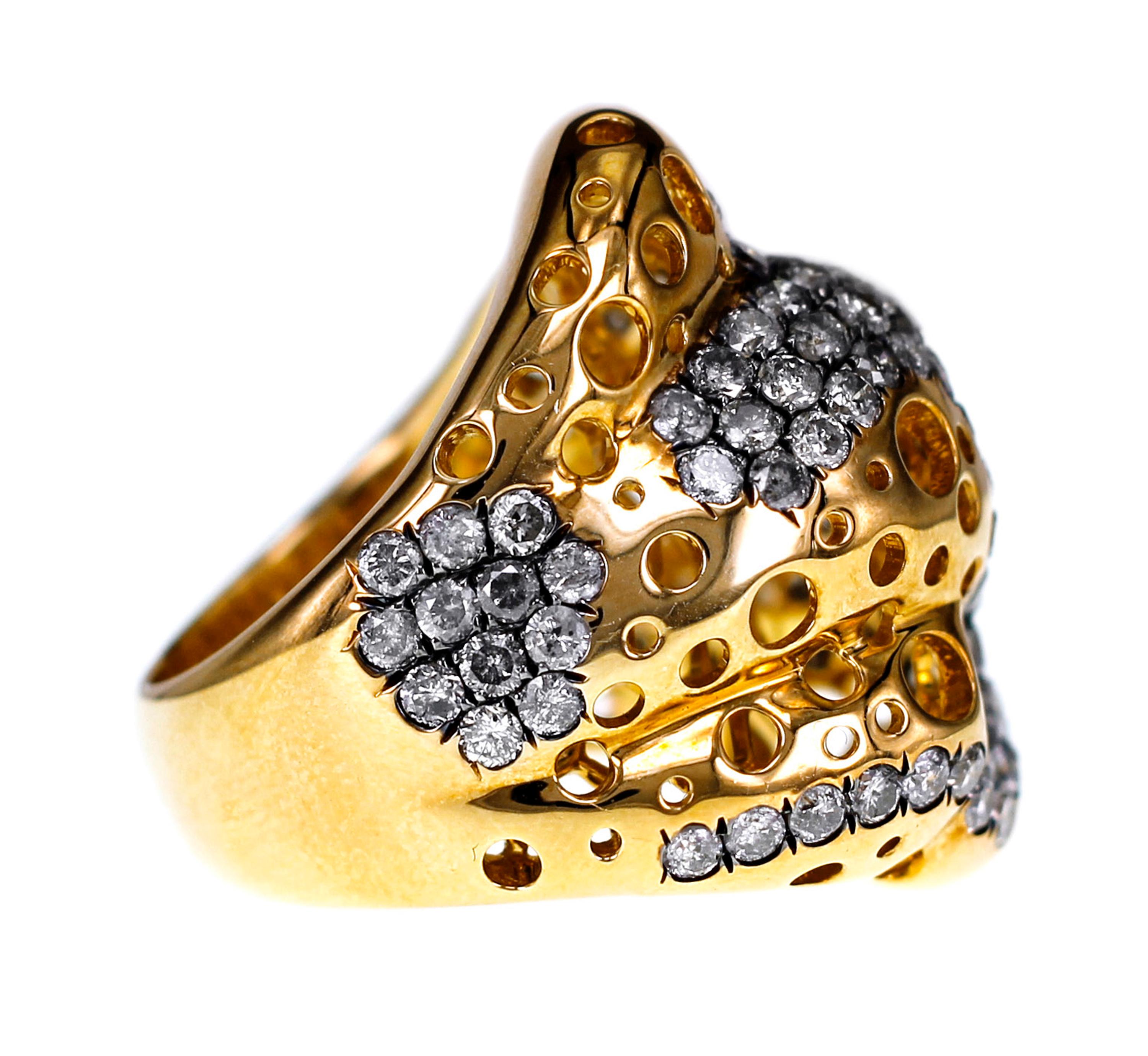 Round Cut 4.56 Carat Gray Diamond Set in a 22.87 Grams of 18 Karat Gold Dressy Ring