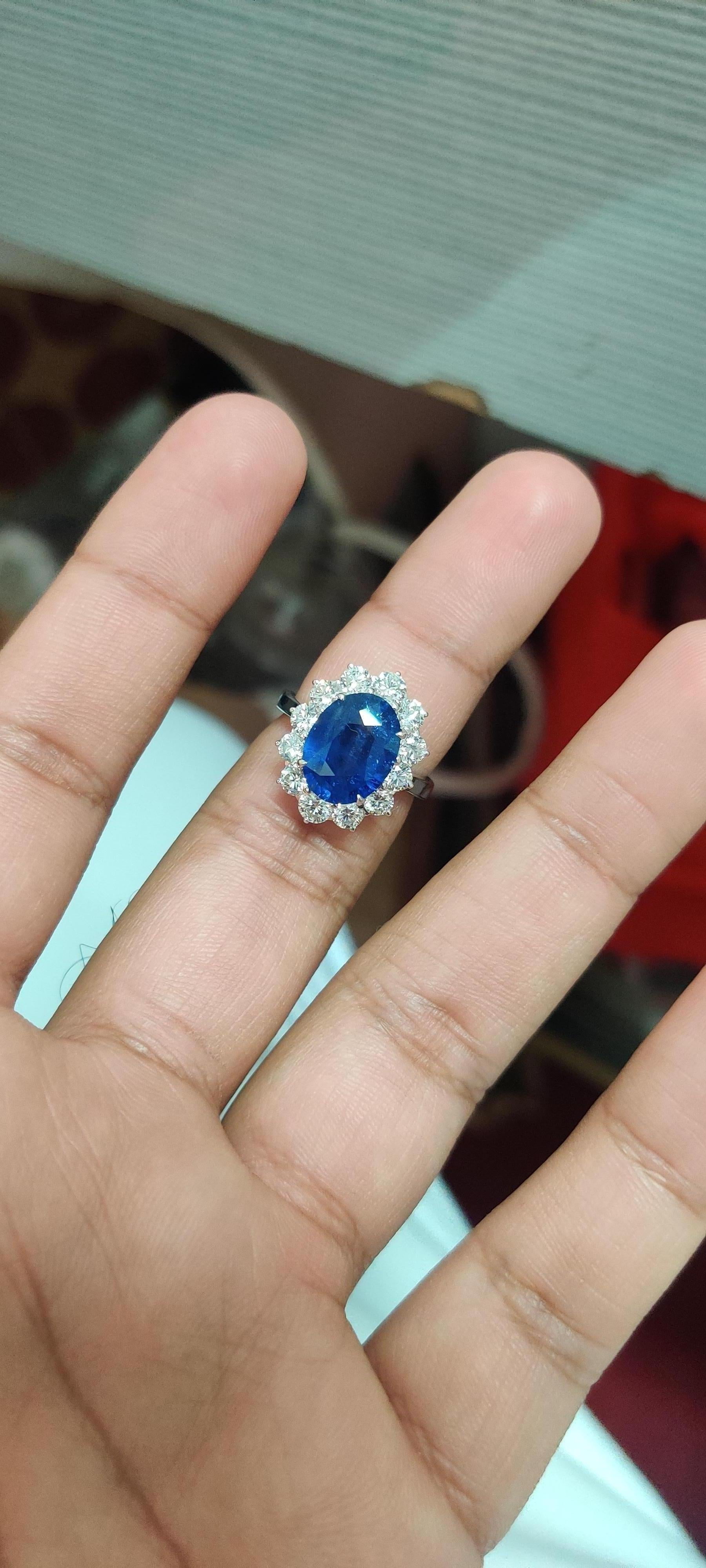 Voici notre exquise bague en saphir ovale de 4,56 carats, un chef-d'œuvre royal d'une beauté et d'une élégance intemporelles. Cette pièce captivante est ornée d'un saphir ovale de 4,56 carats, provenant du Sri Lanka, d'une riche teinte bleu royal