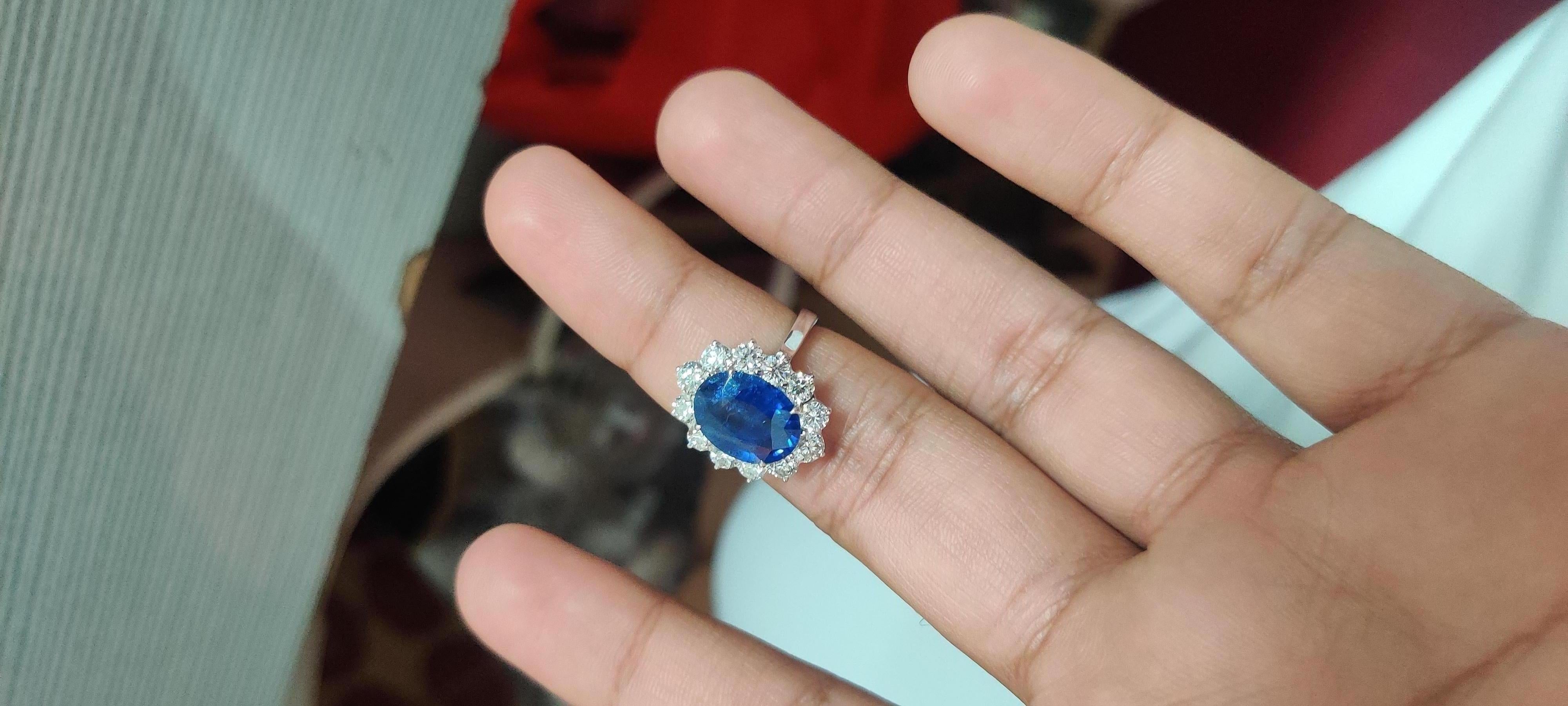 Début de l'époque victorienne Bague avec saphir bleu naturel de Ceylan de 4,56 carats et diamants en vente