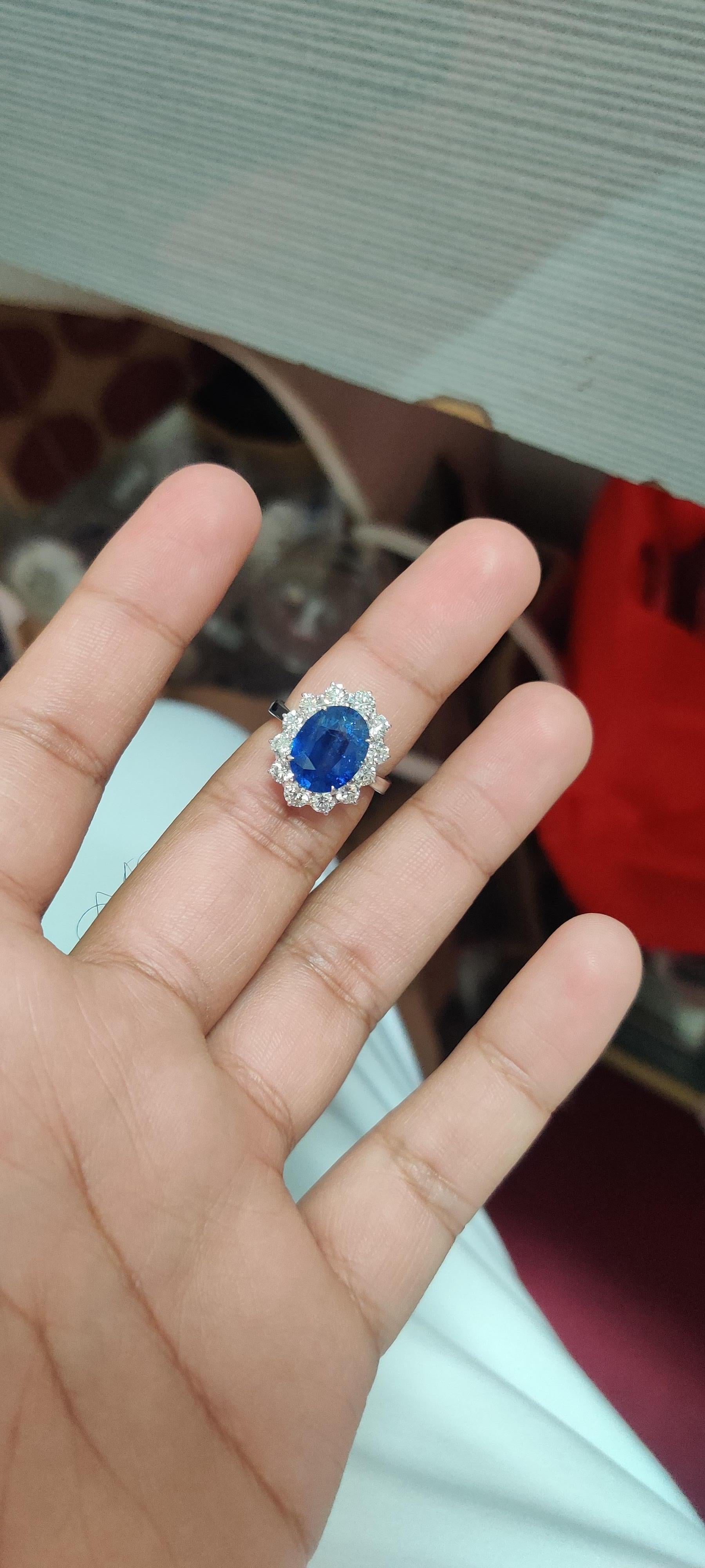 Taille ovale Bague avec saphir bleu naturel de Ceylan de 4,56 carats et diamants en vente