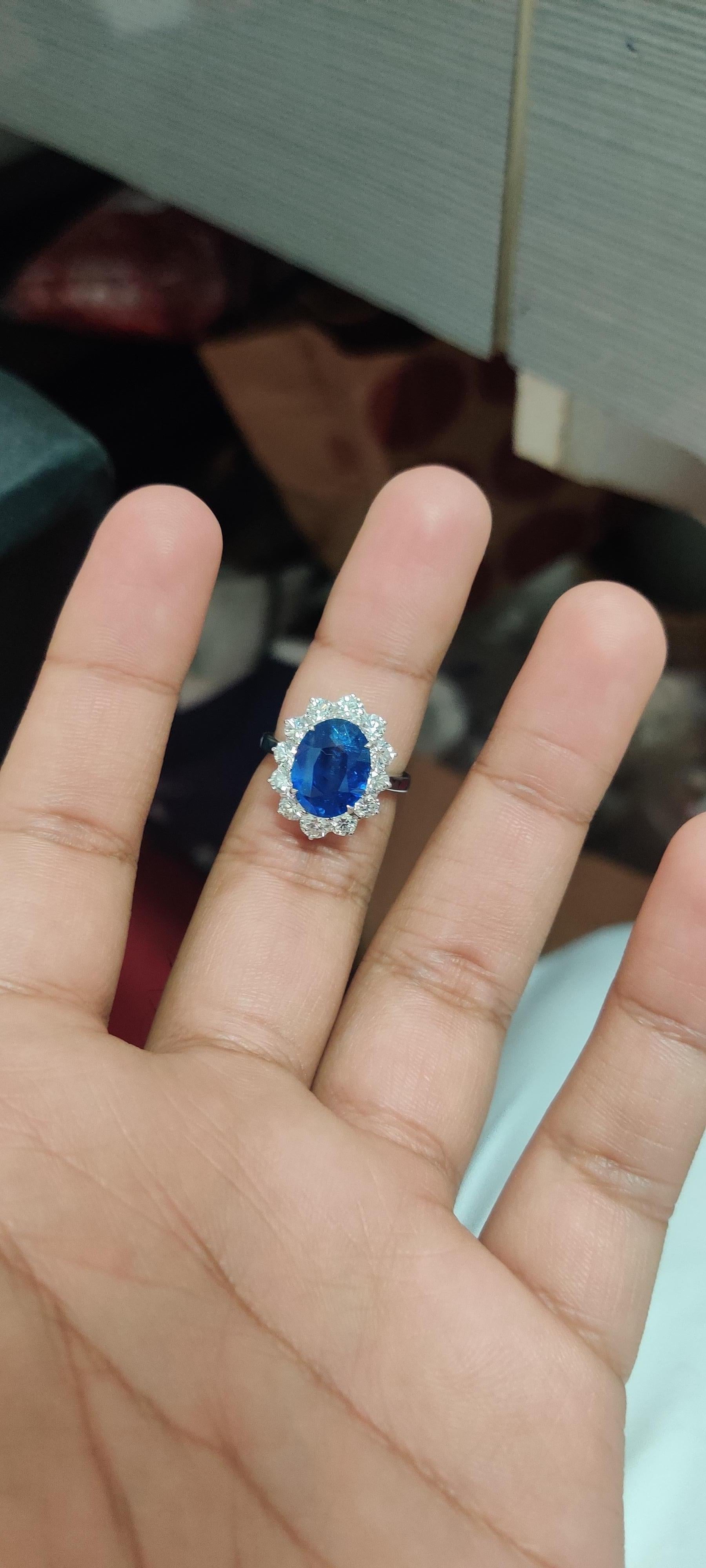 Bague avec saphir bleu naturel de Ceylan de 4,56 carats et diamants Neuf - En vente à Bangkok, TH