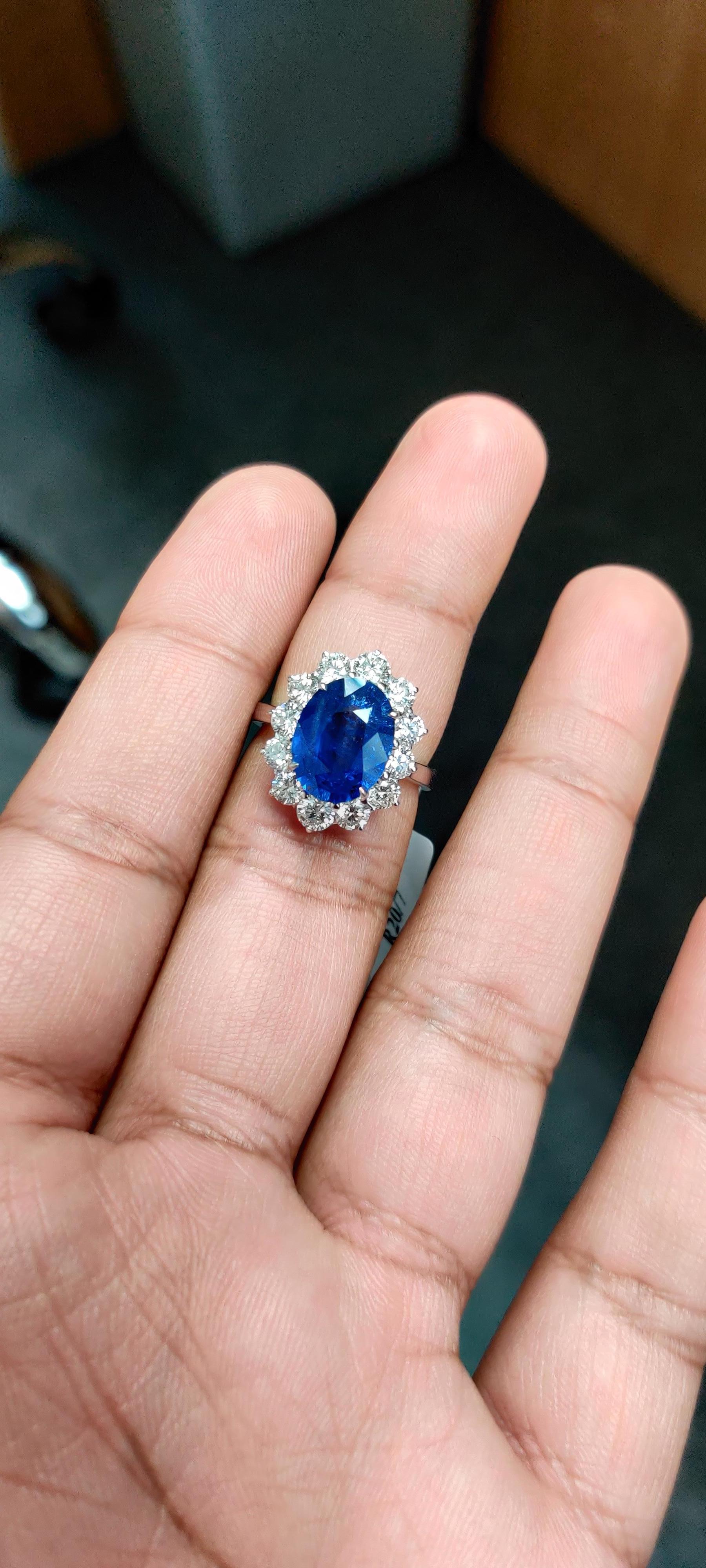 Bague avec saphir bleu naturel de Ceylan de 4,56 carats et diamants Pour femmes en vente