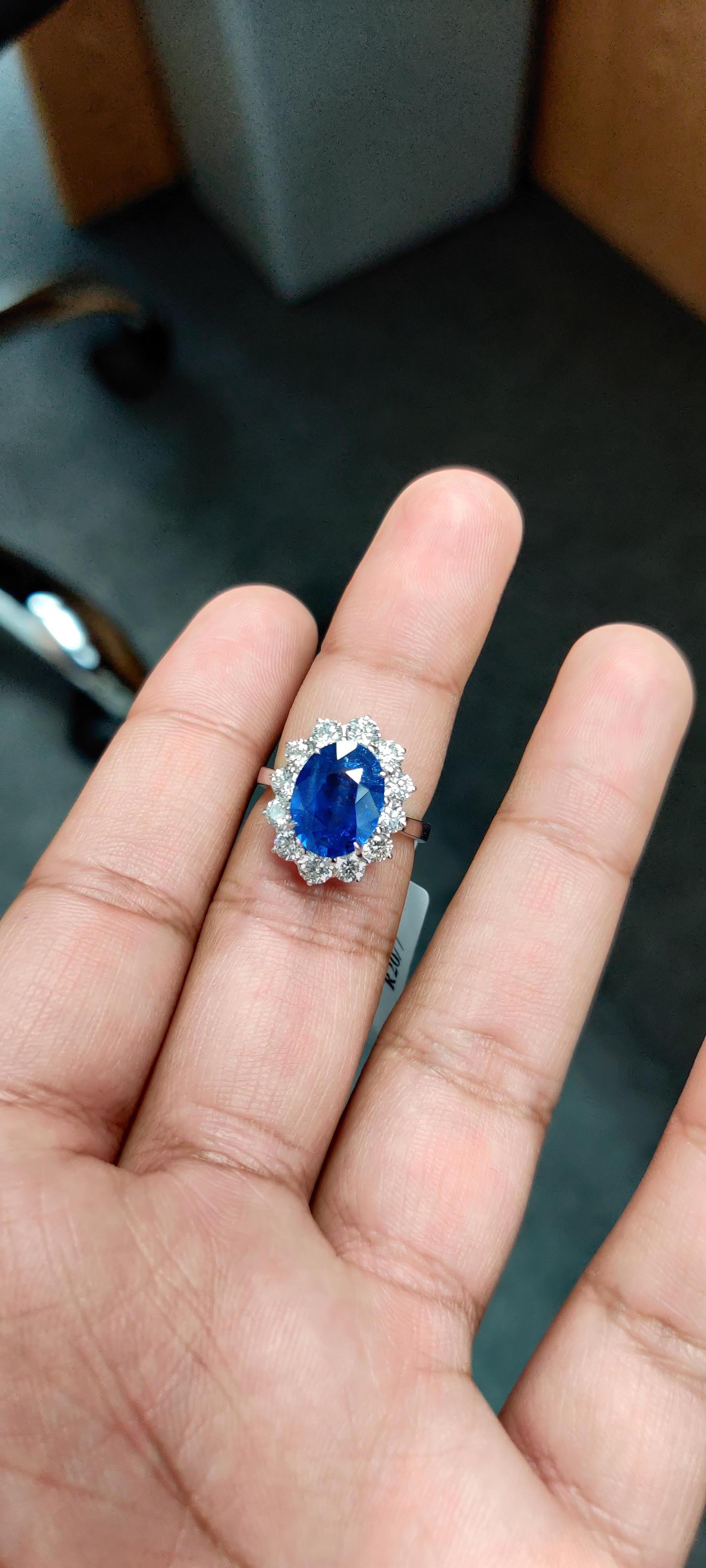 Bague avec saphir bleu naturel de Ceylan de 4,56 carats et diamants en vente 2