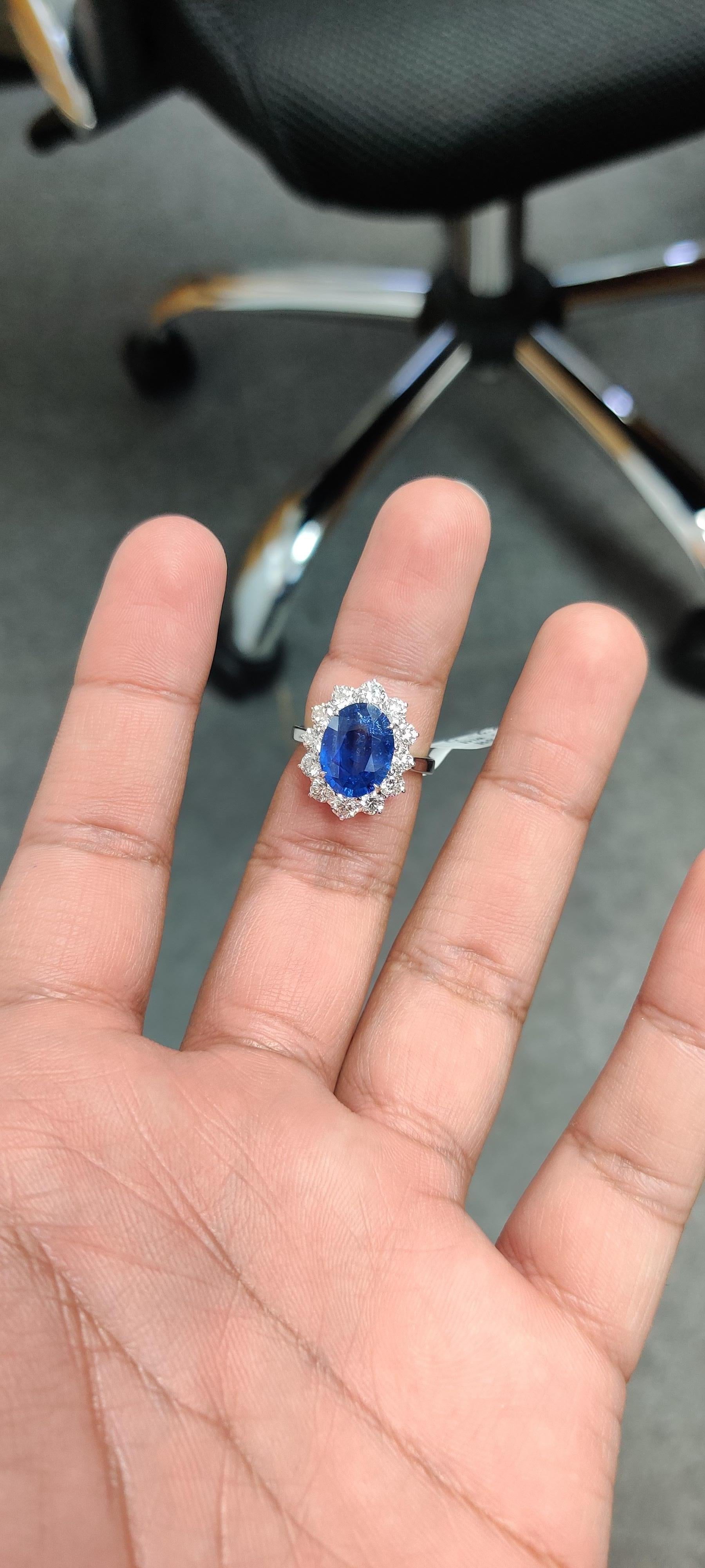 Bague avec saphir bleu naturel de Ceylan de 4,56 carats et diamants en vente 3