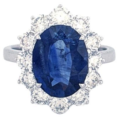Bague avec saphir bleu naturel de Ceylan de 4,56 carats et diamants en vente