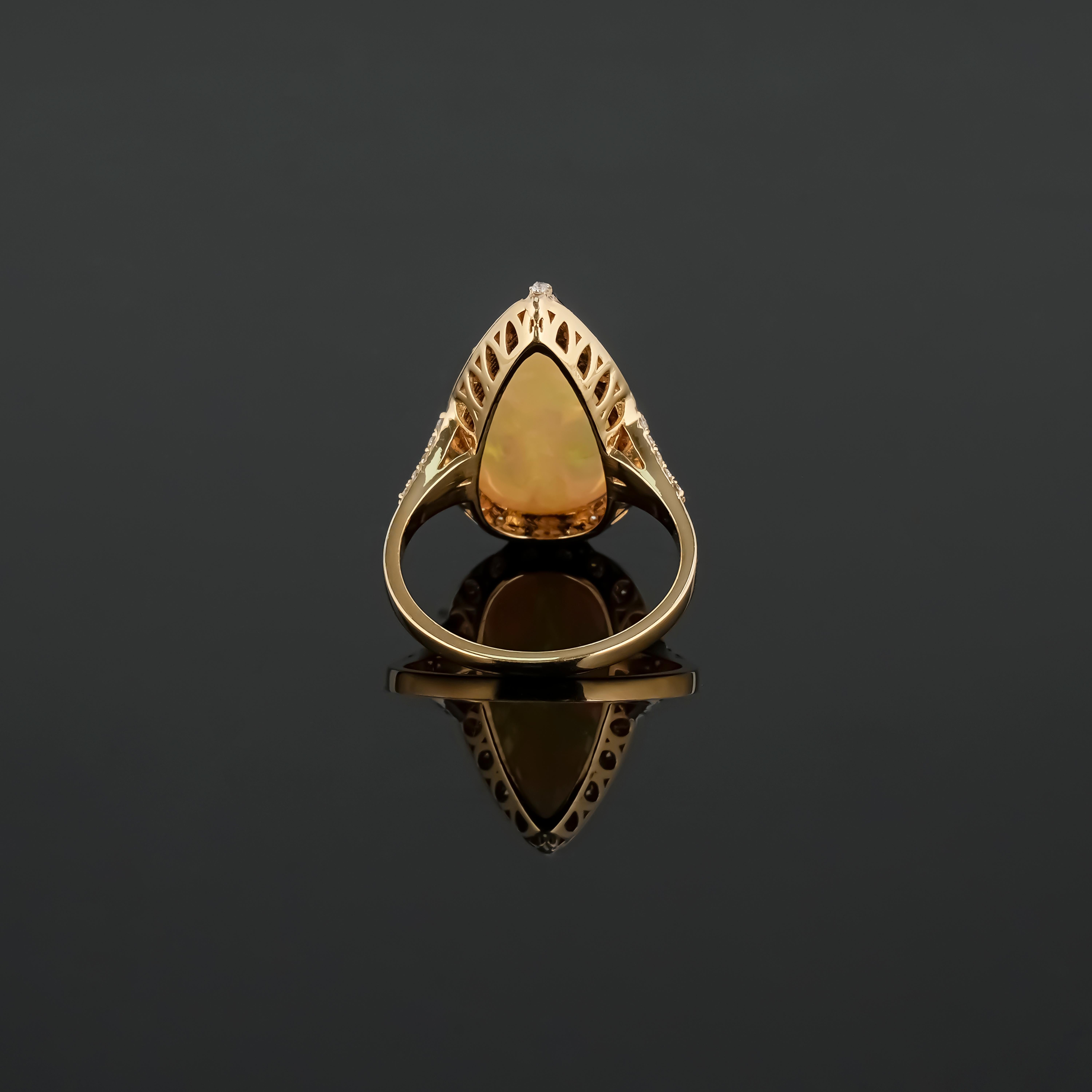 4.56 carat Opal and Emerald Cocktail Ring In New Condition In Bangkok, Thailand