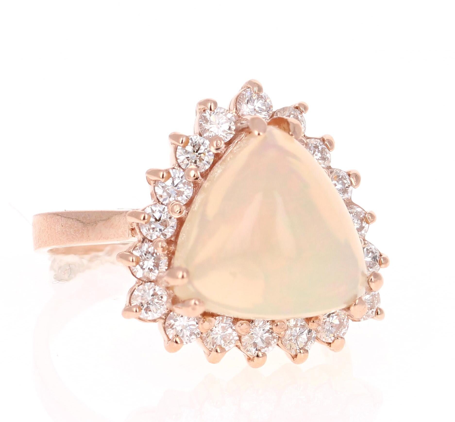 4.56 Karat Ovalschliff Opal Diamant Rose Gold Verlobungsring!

Opulenter äthiopischer Opal- und Diamantring in einer 14-karätigen Roségoldfassung.  Der Opal im Dreiecksschliff in diesem Ring wiegt 3,73 Karat und ist von 18 Diamanten im Rundschliff