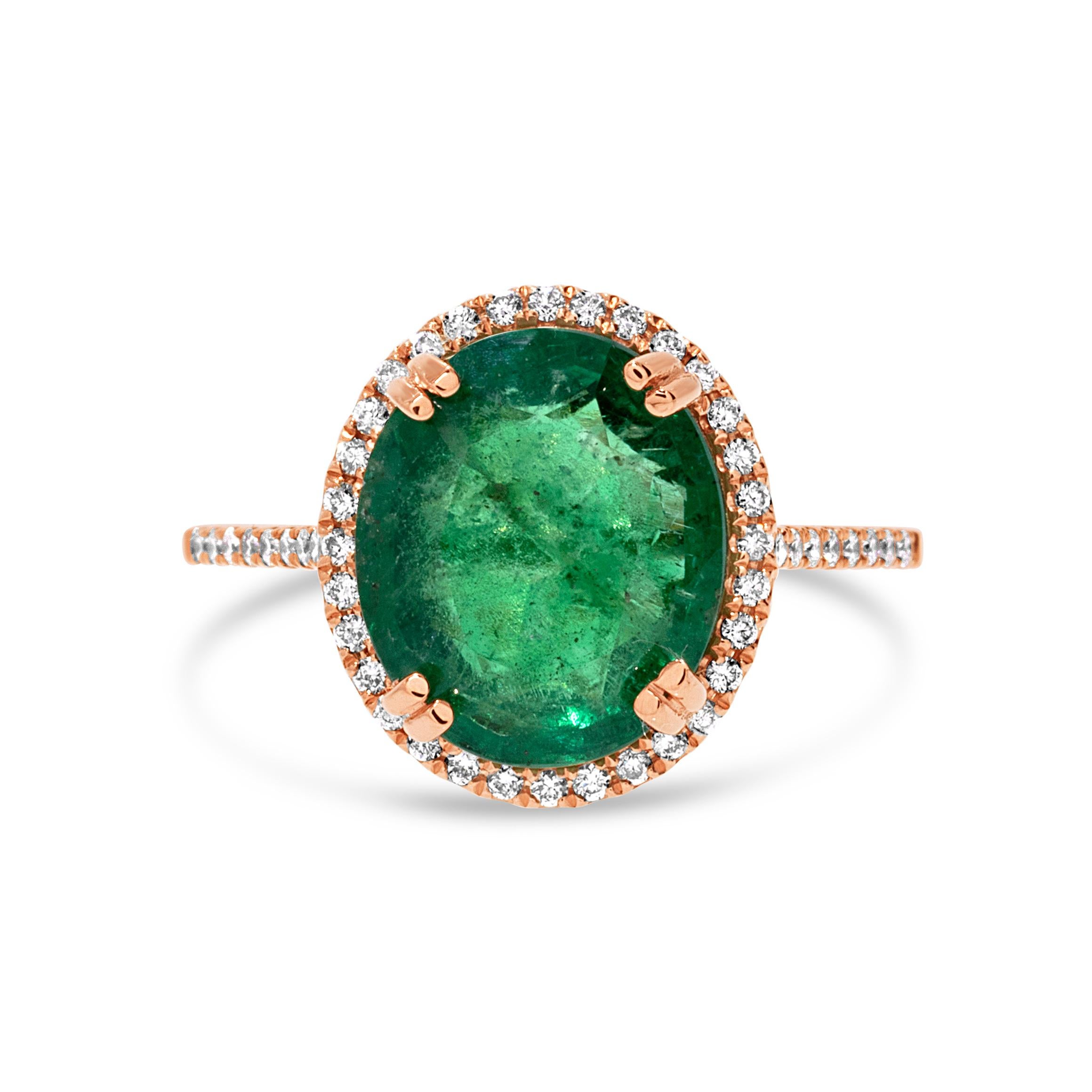 Contemporaneo Anello con smeraldo verde ovale e diamanti da 4,56 carati in oro rosa 14K Eleganza e lusso in vendita