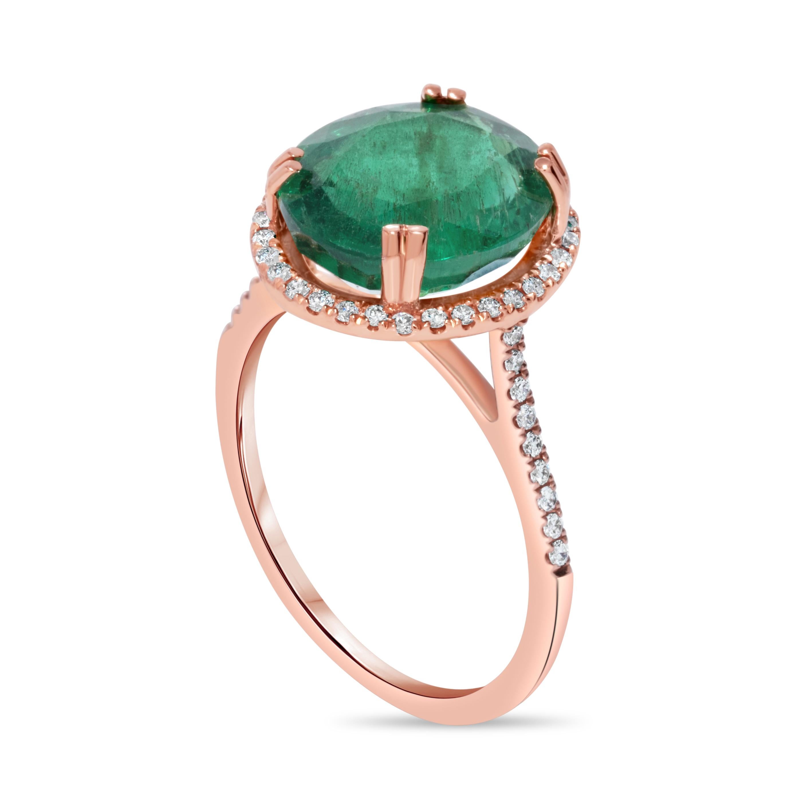 Taglio ovale Anello con smeraldo verde ovale e diamanti da 4,56 carati in oro rosa 14K Eleganza e lusso in vendita