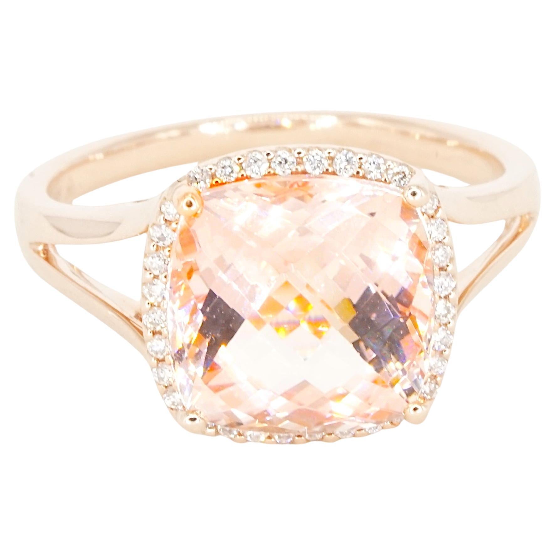 Lasciati conquistare dall'eleganza di questo squisito anello statement/cocktail in oro rosa 14K, che ha come pietra centrale un'incredibile Morganite Rosa Pesca taglio brillante a cuscino da 4,56 carati. Questa splendida morganite irradia
