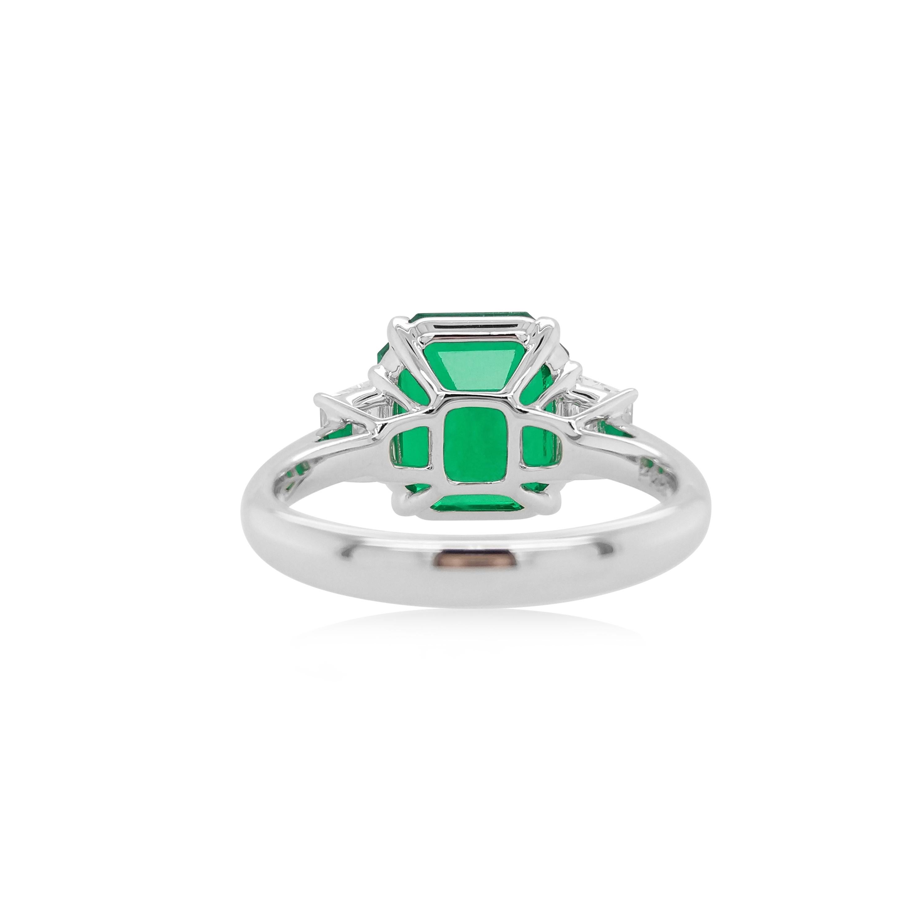 4,56 quilates Esmeralda Colombiana Diamante Blanco Clásico Anillo Certificado de Oro de 18 quilates Moderno en venta