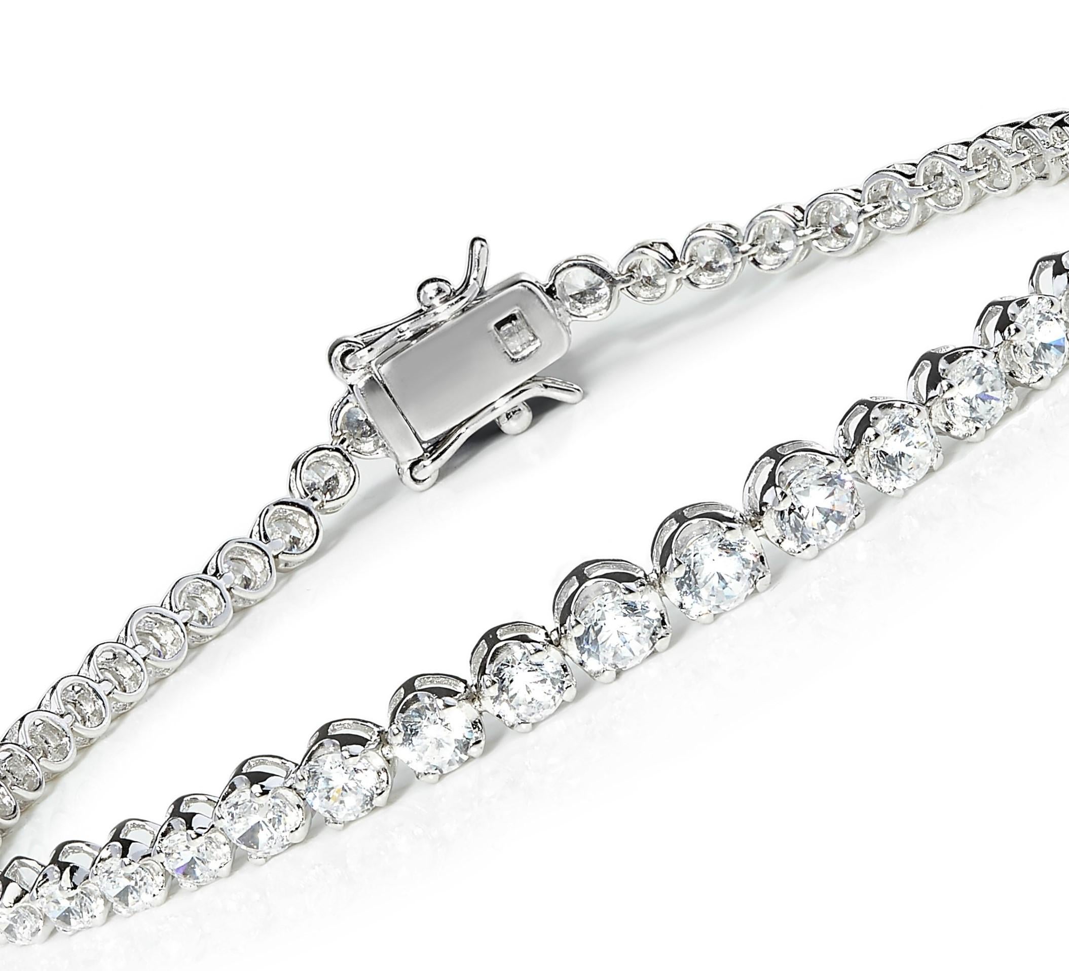 Bracelet ligne de tennis de créateur en argent sterling avec zirconia cubique gradué de 4,56 carats en vente 1