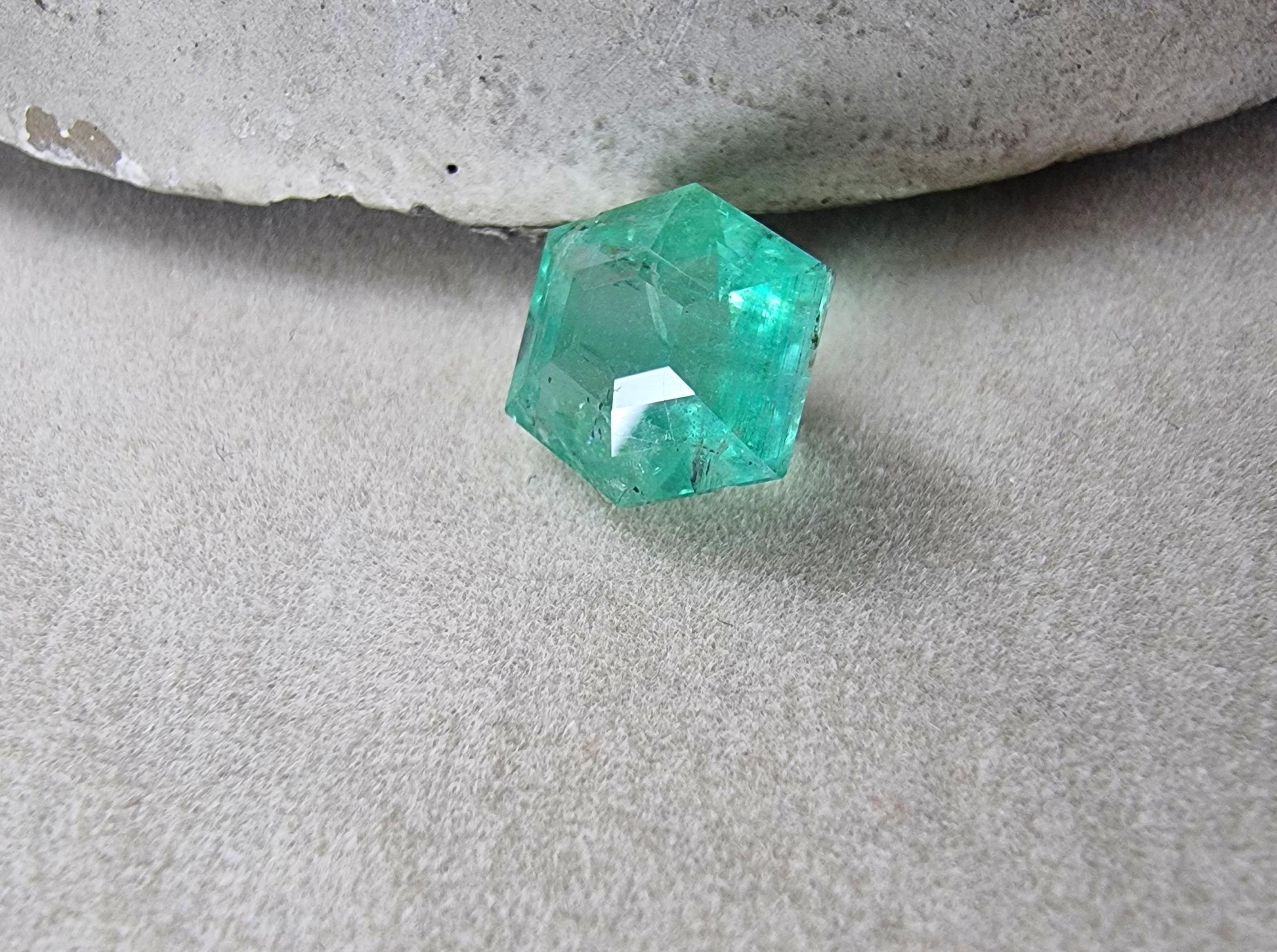 Femenino o masculino SIN RESERVA 4,56ct Corte hexagonal SIN ACEITE Gema Esmeralda natural sin tratar en venta