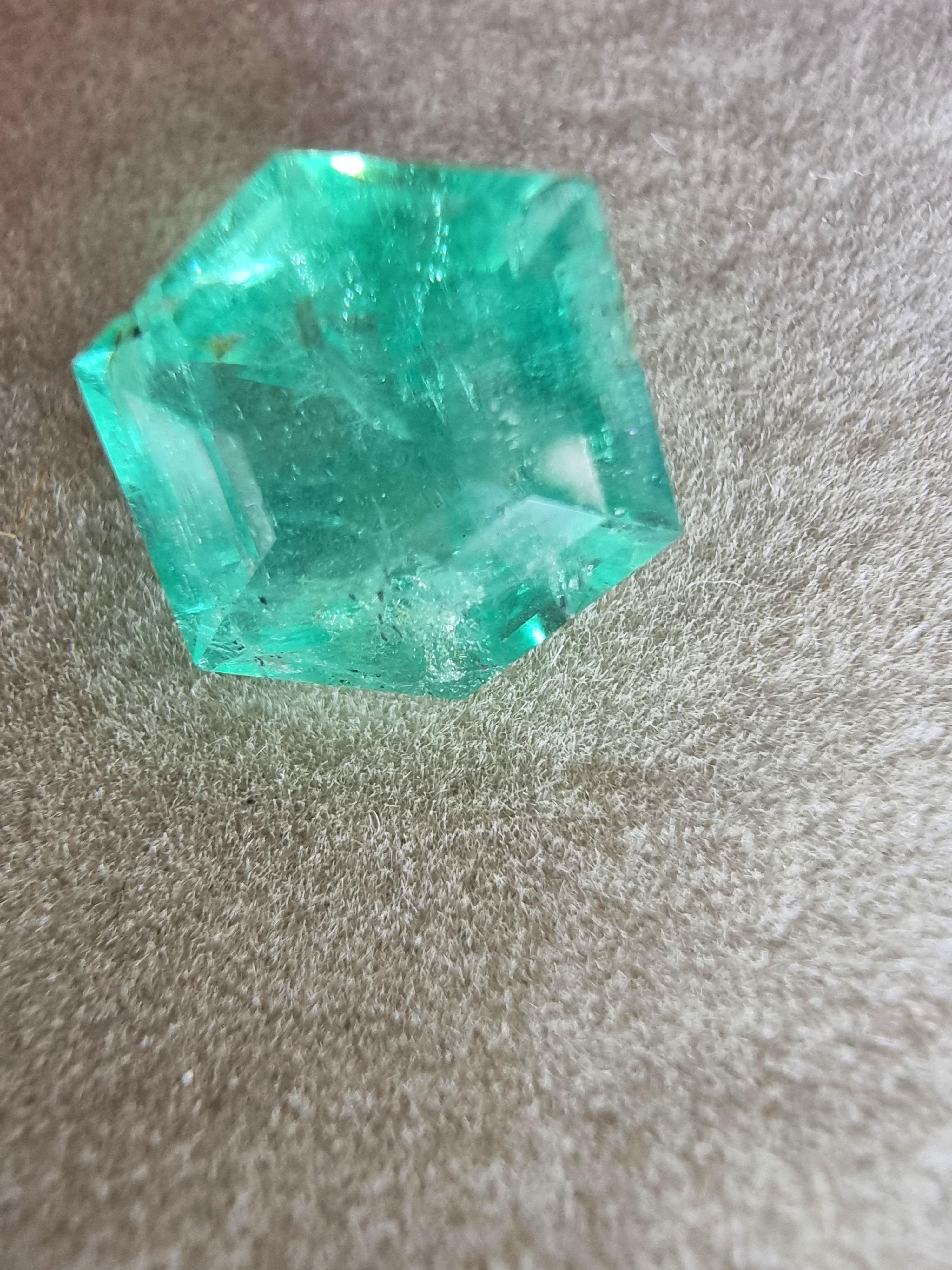 Presentamos nuestra talla octogonal sin aceite de 4,56ct  Gema Esmeralda Natural sin tratar, una gema impresionante que desprende elegancia y sofisticación, conocida por su cautivador tono verde y su excepcional claridad.

La esmeralda está