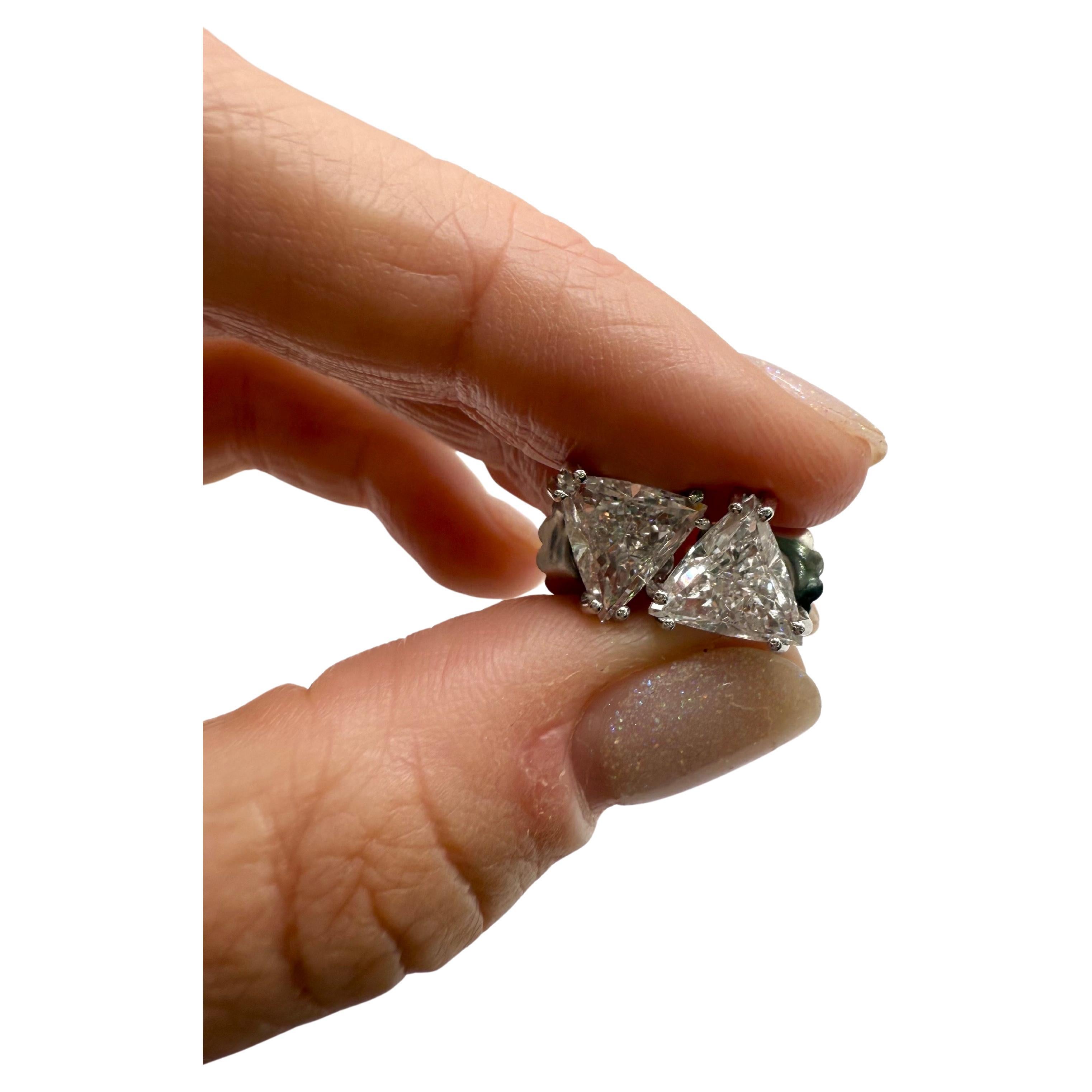 Boucles d'oreilles uniques en or 18KT composées de 2 diamants 2.27ct SI1/G et 2.29 SI1/F tous deux certifiés GIA. Les clous d'oreilles pèsent 3,3 grammes.

**Tous les articles quittent nos locaux avec un certificat au nom de l'acheteur, politique de
