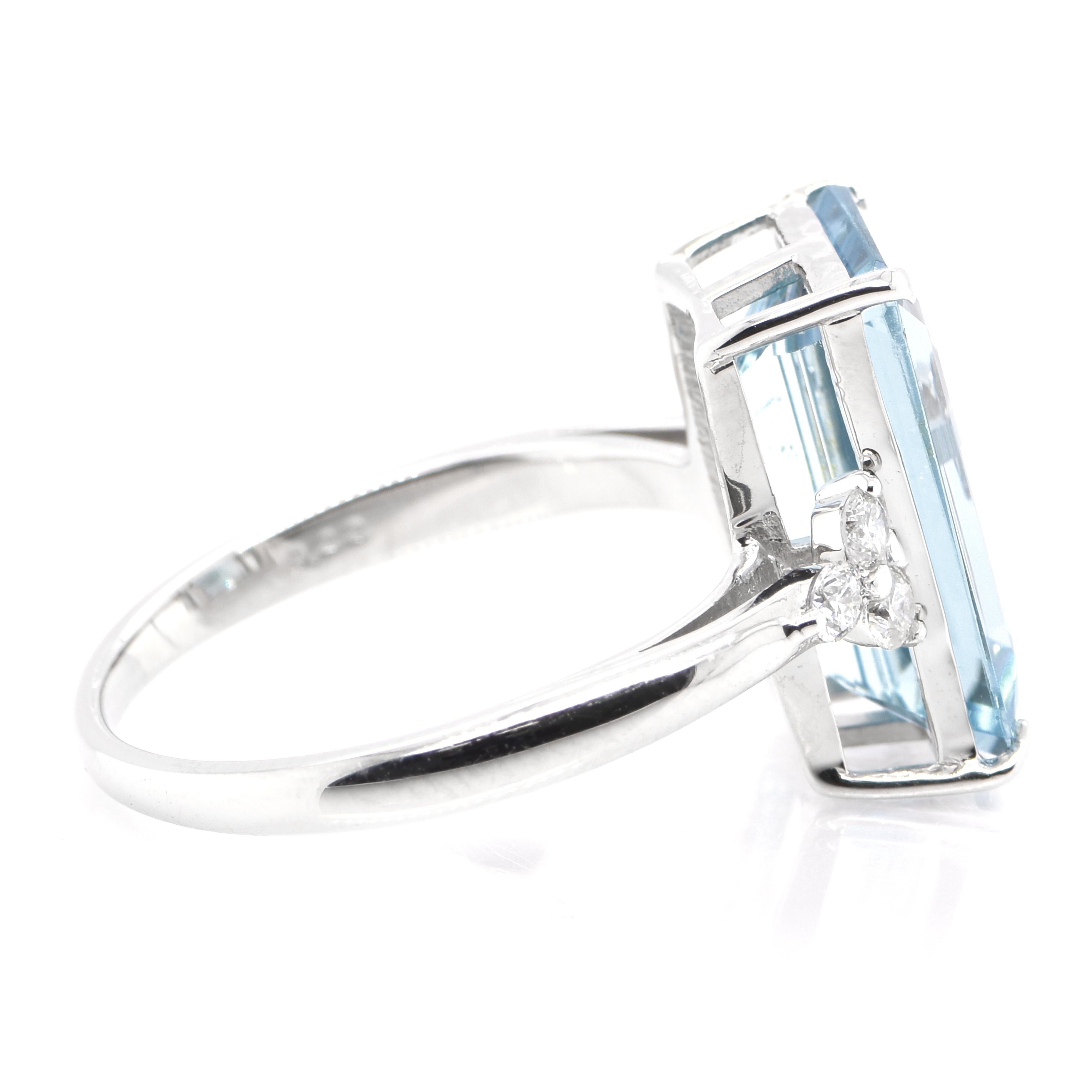 4.57 Carat Natural Aquamarine and Diamond Cocktail Ring Set in Platinum In New Condition For Sale In Tokyo, JP