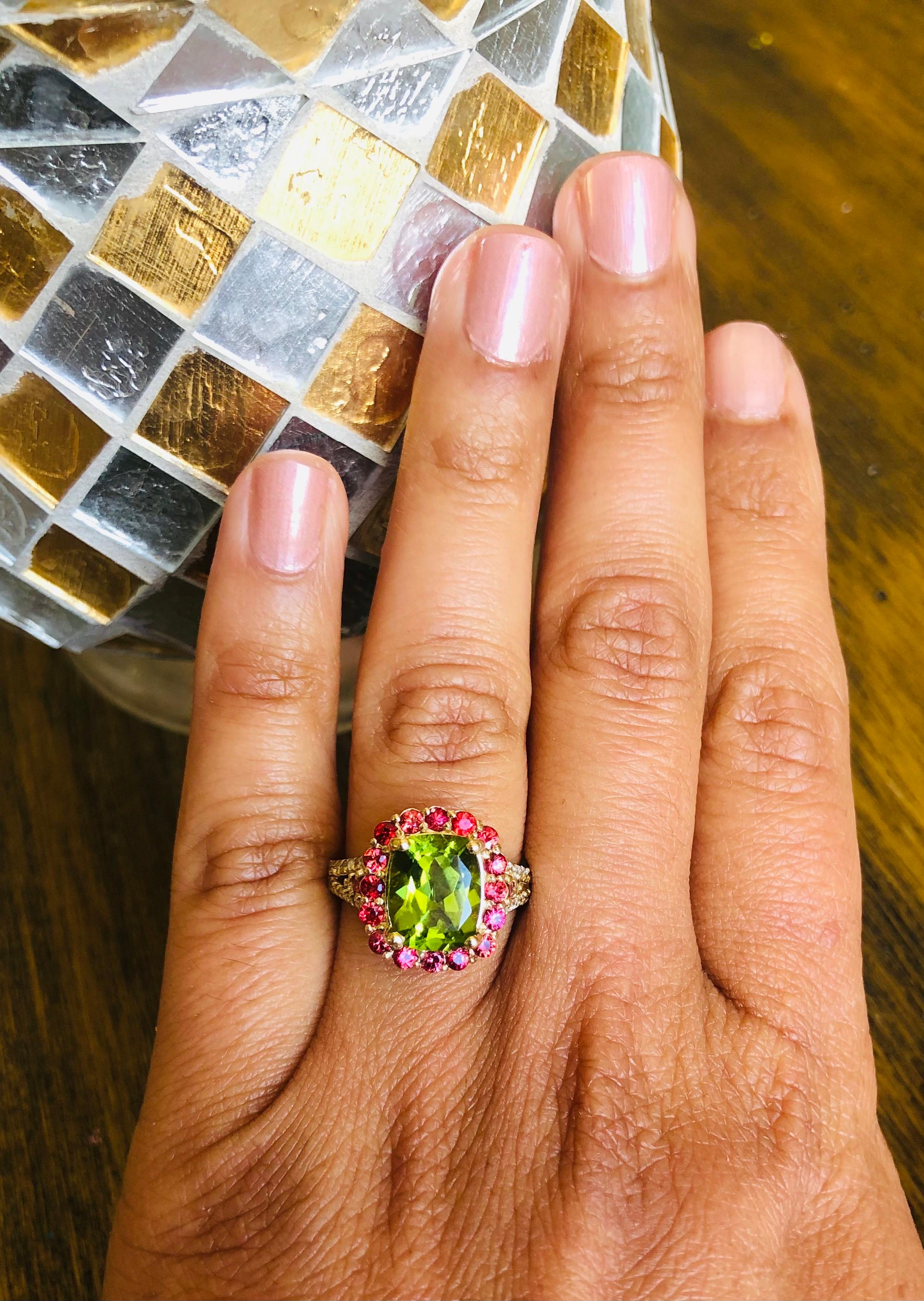 4.57 Carat Oval Cut Peridot Sapphire Diamond 14 Karat Yellow Gold Ring In New Condition For Sale In Los Angeles, CA
