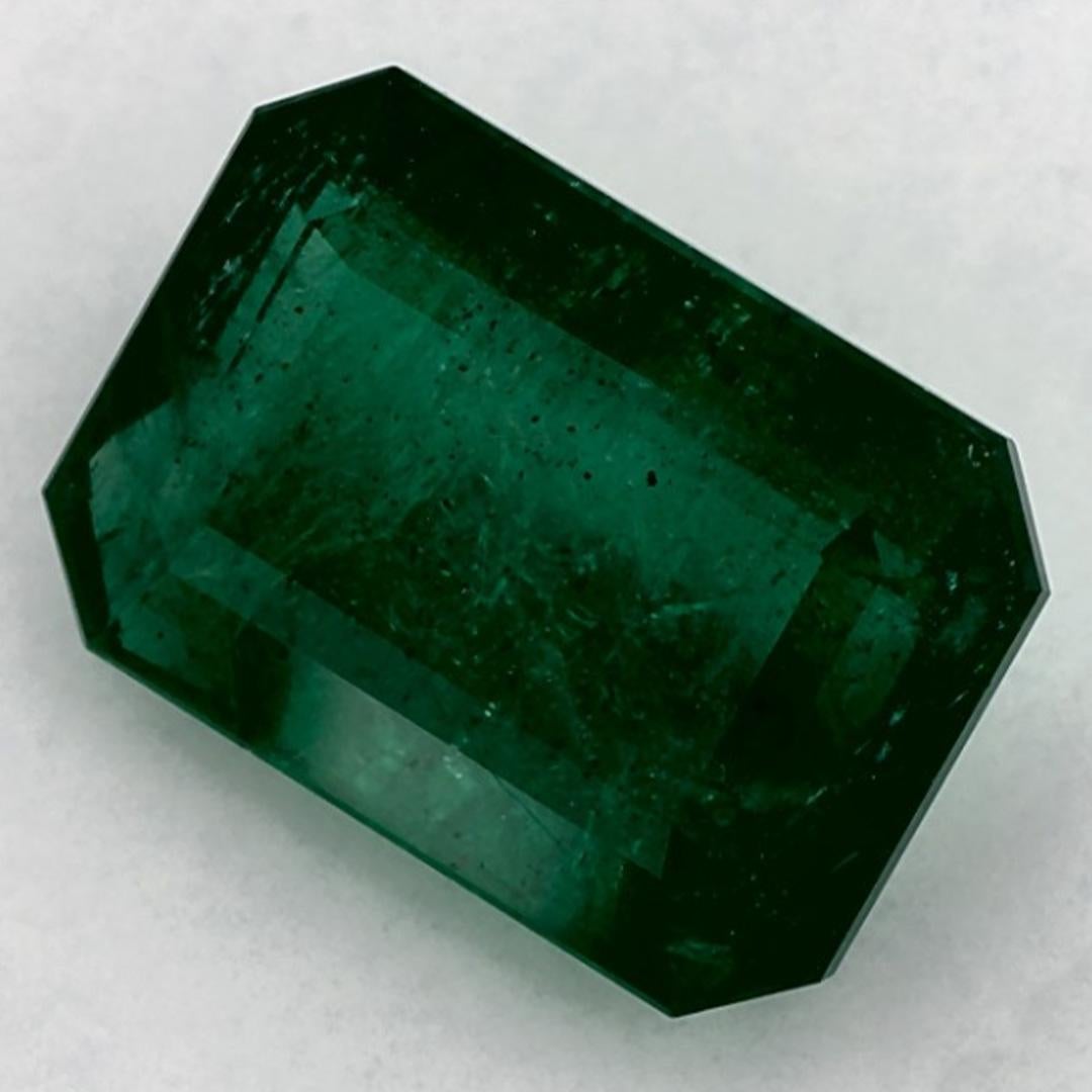 Con un vibrante tono verde, la piedra de nacimiento de mayo es un símbolo del renovado crecimiento primaveral. 
Explora la vibrante colección de esmeraldas, rubíes y zafiros de nuestra tienda, disponibles como gemas sueltas y combinadas con nuestra
