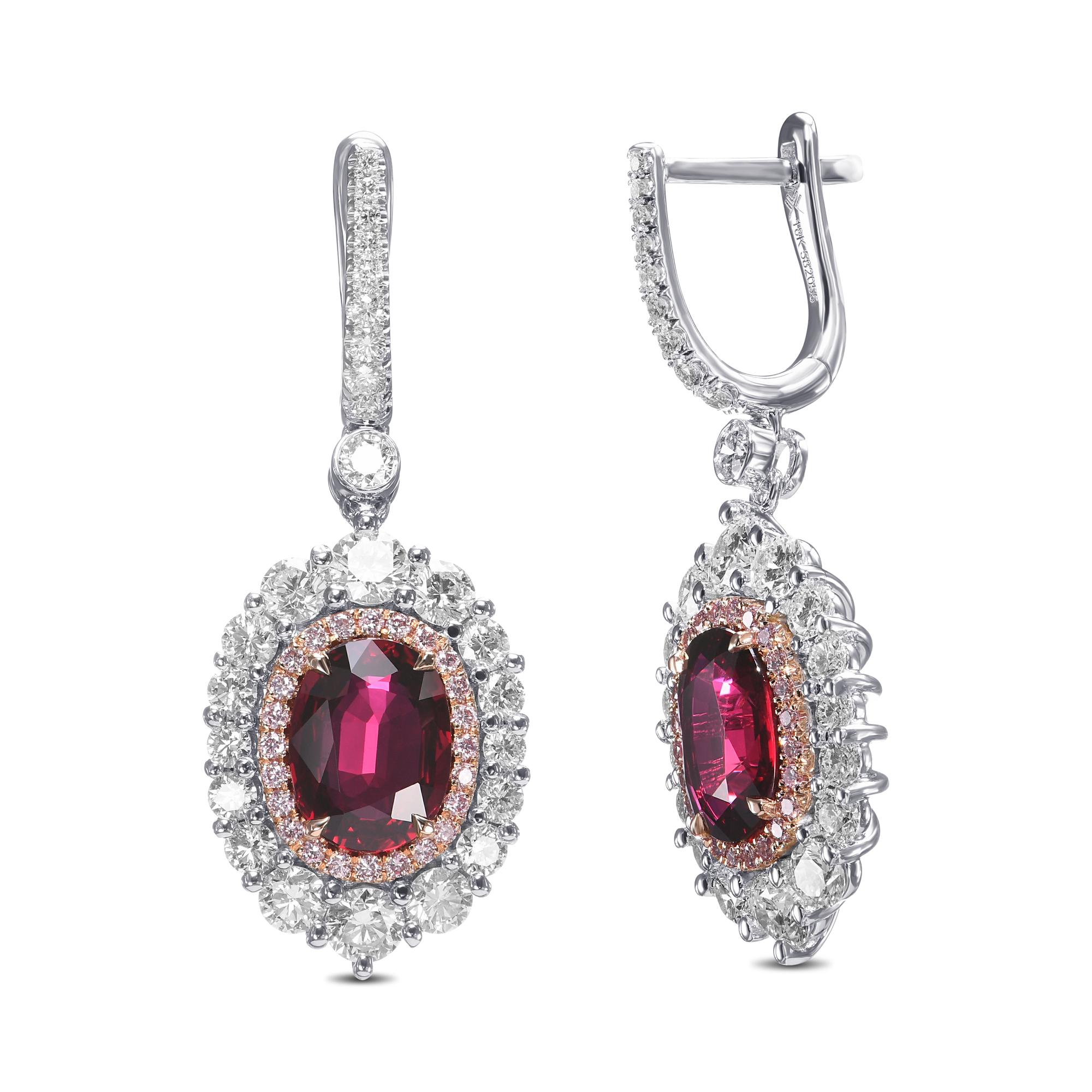 Un bellissimo rubino ovale del Mozambico, un diamante rosa e un diamante incolore a brillante rotondo con doppia aureola. Montato in oro bianco e rosa 18 carati. Questi orecchini fanno parte della Collection'S Bloom di Rosie.