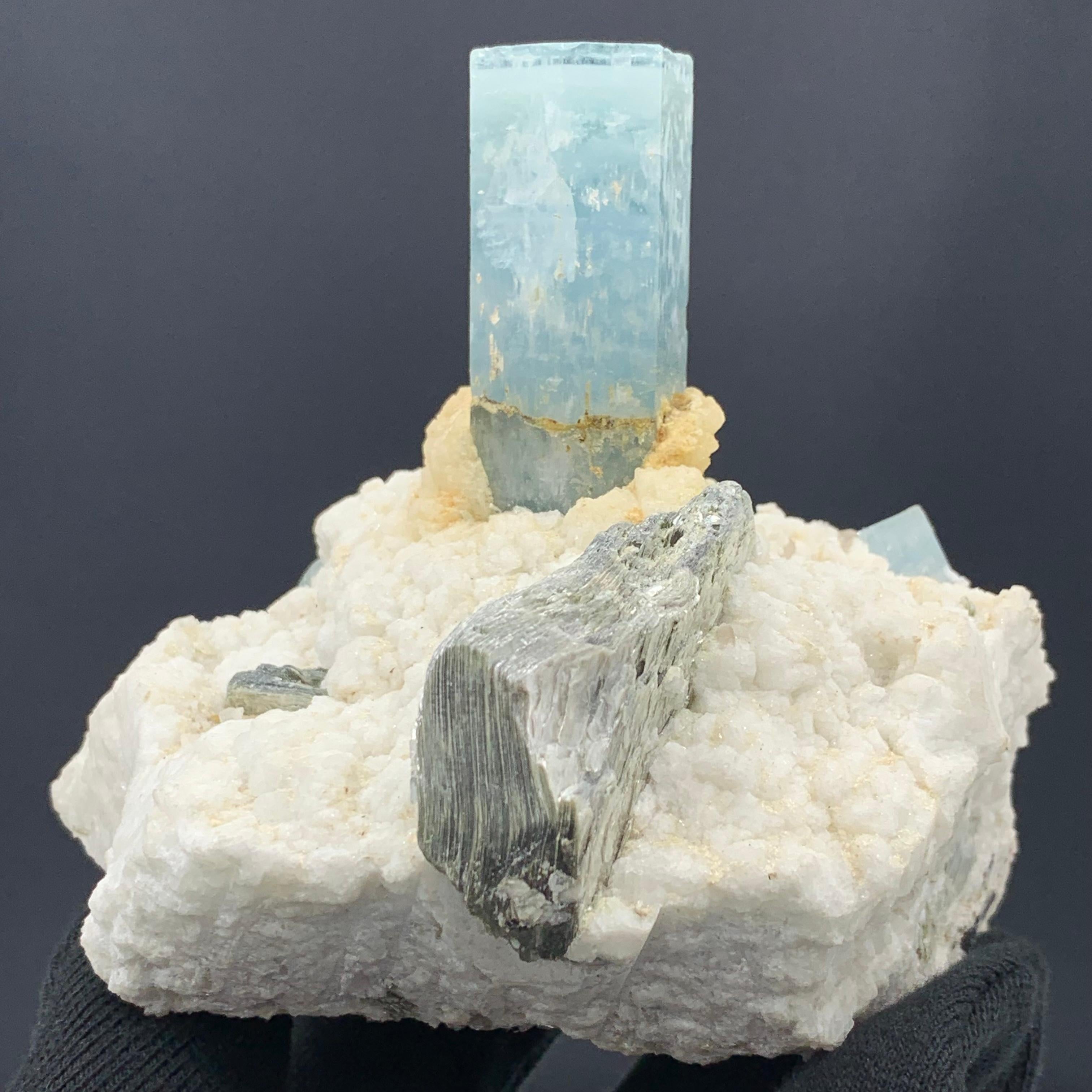 457.93 Gram Gorgeous Elongated Aquamarine Specimen From Afghanistan  In Good Condition For Sale In Peshawar, PK