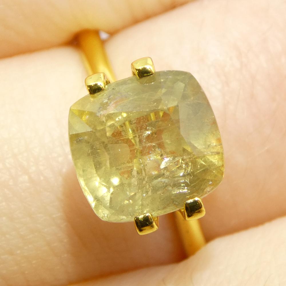 Description :

Type de gemme : Saphir 
Nombre de pierres : 1
Poids : 4.57 cts
Dimensions : 8,81 x 8,34 x 6,11 mm
Forme : Coussin
Style de coupe Couronne : Brilliante
Pavillon des styles de coupe : Coupe en escalier 
La transparence :