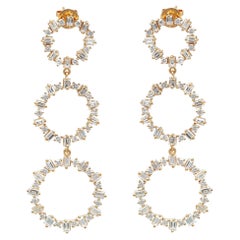 Boucles d'oreilles pendantes en or jaune 18 carats avec diamant taille baguette de 4,58 carats