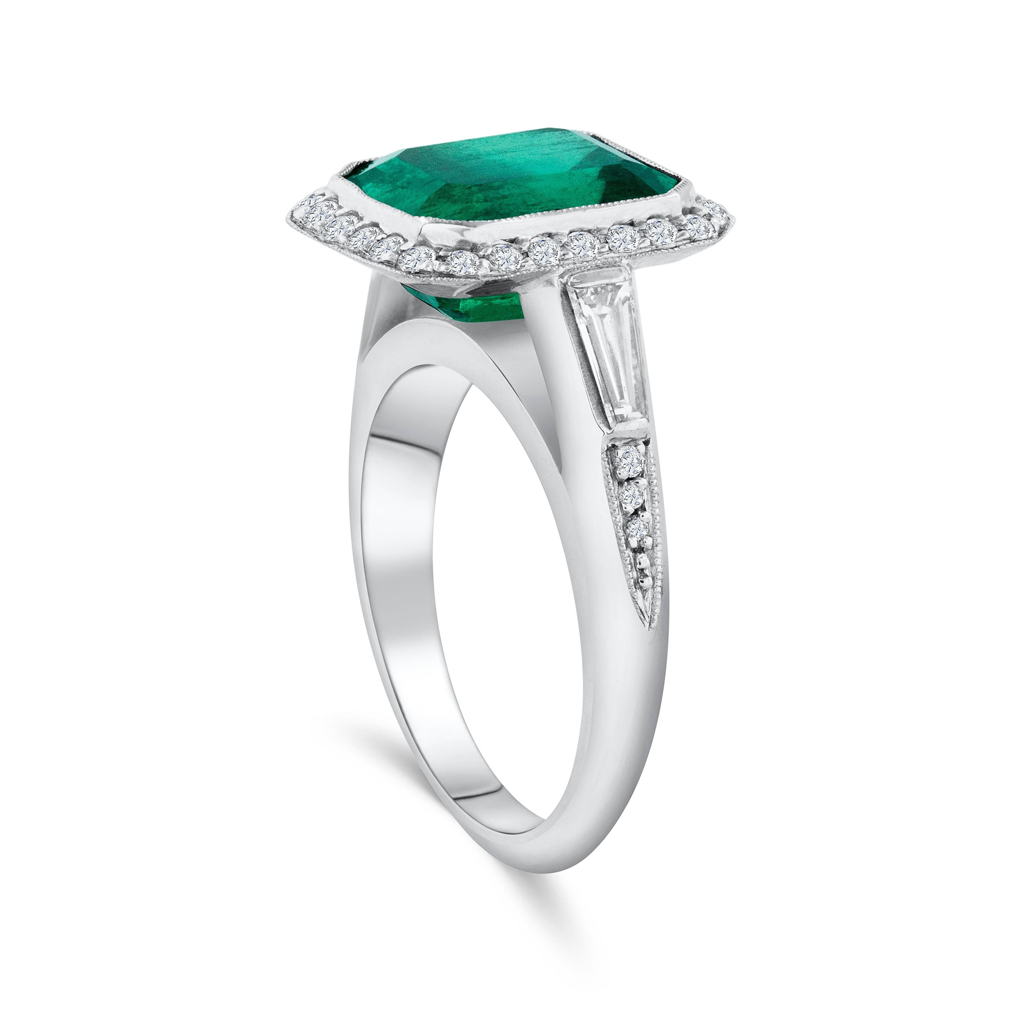Roman Malakov Verlobungsring mit 4,58 grünem Smaragd im Smaragdschliff und Diamant-Halo (Moderne) im Angebot