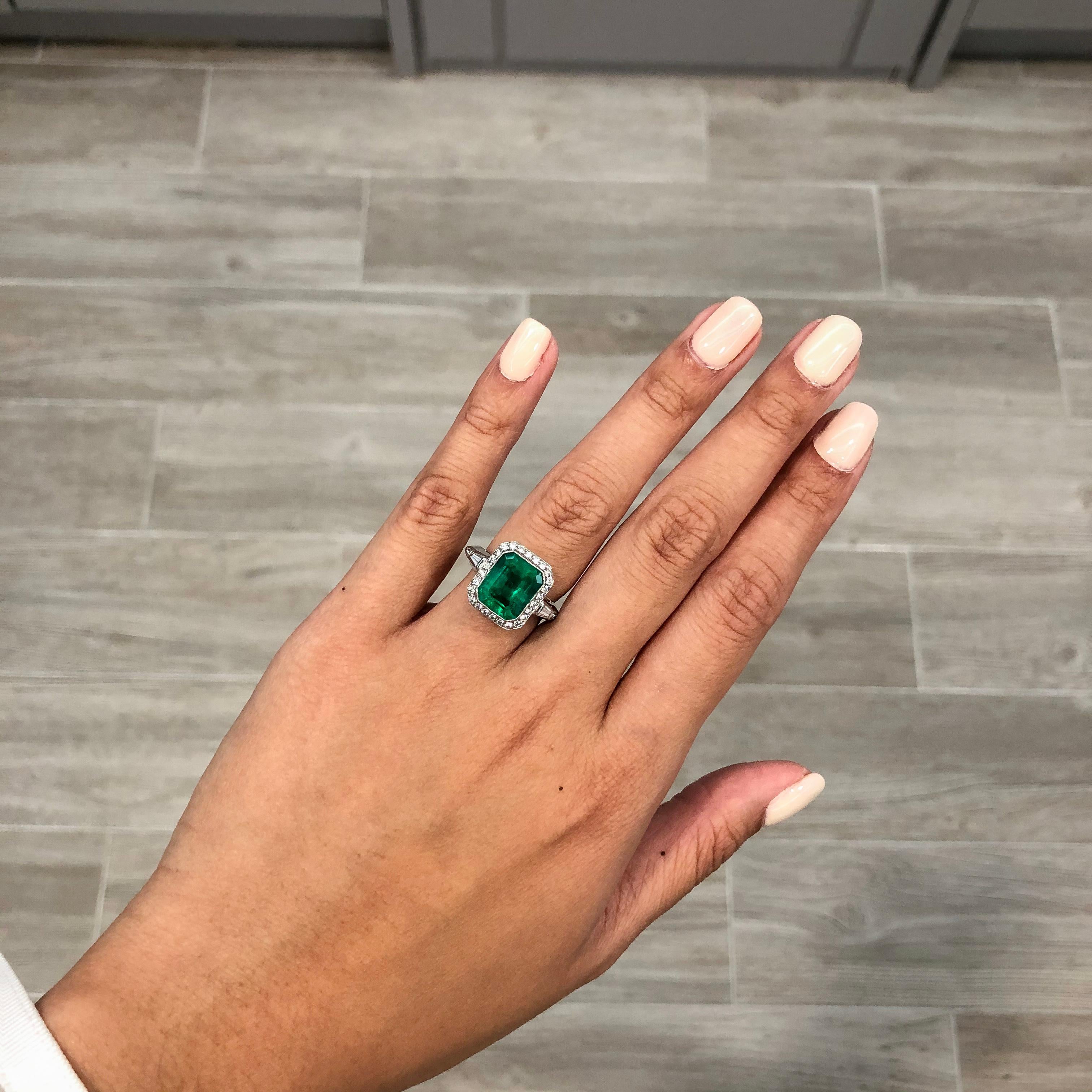 Roman Malakov Verlobungsring mit 4,58 grünem Smaragd im Smaragdschliff und Diamant-Halo im Zustand „Neu“ im Angebot in New York, NY