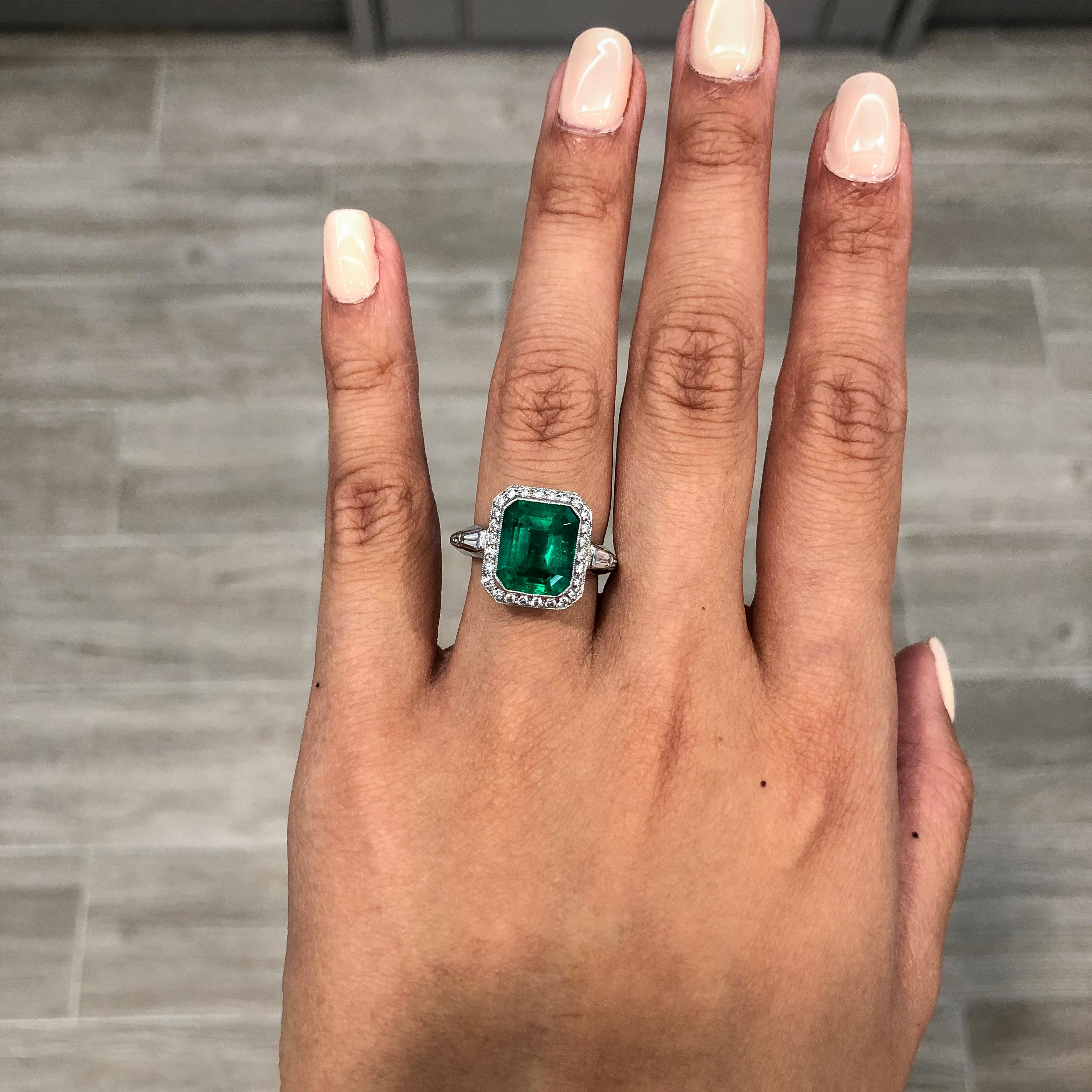 Roman Malakov Verlobungsring mit 4,58 grünem Smaragd im Smaragdschliff und Diamant-Halo Damen im Angebot
