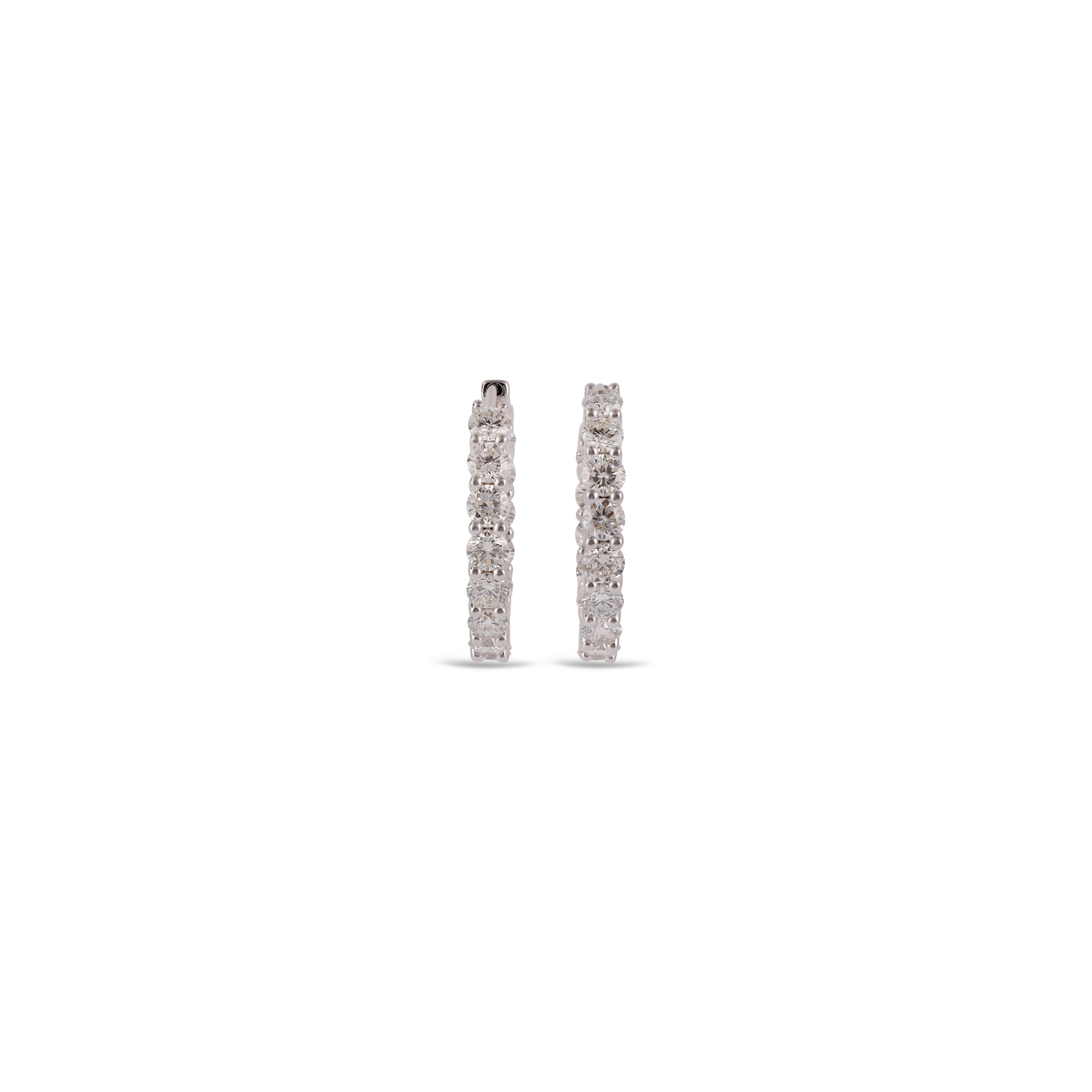 These are an exclusive earrings with diamonds features round  of diamonds weight 4.58 carats, These entire earrings are studded in 18k White gold.
 Earrings have a -----------//// 

VVS1 GH- COLOR 28 Pcs of Diamonds.


This Earring Come Along With