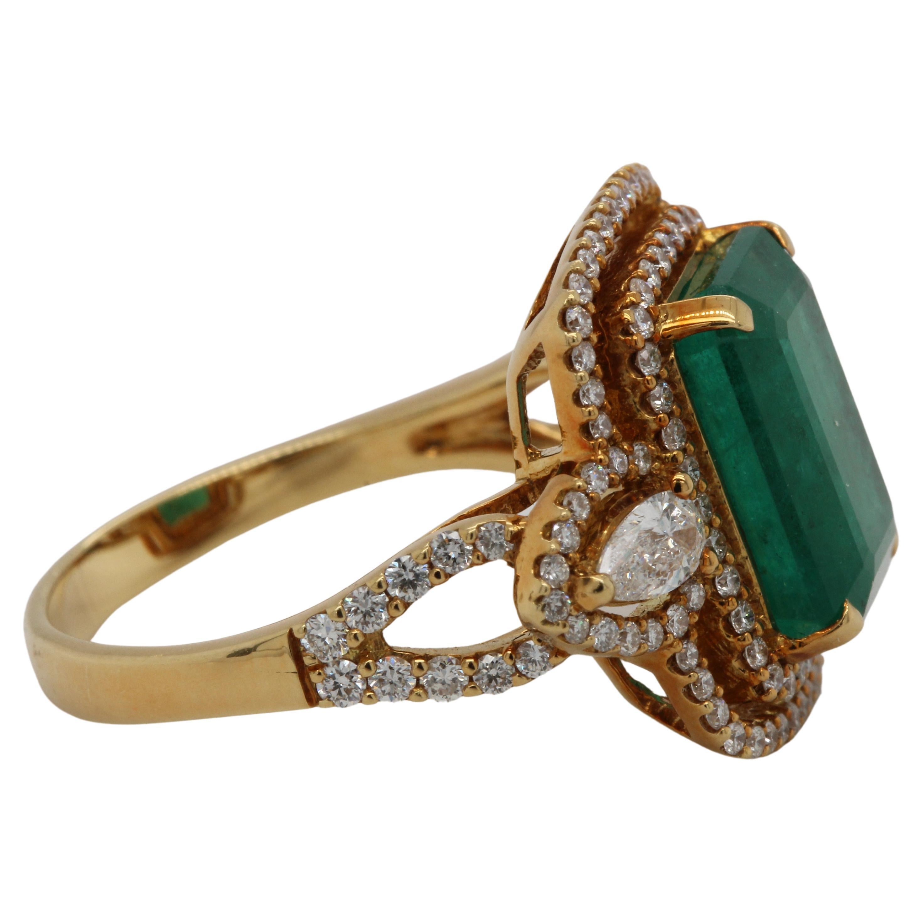 4.59 Carat Emerald And Diamond Ring In 18 Karat Gold In New Condition For Sale In Bangkok, 10