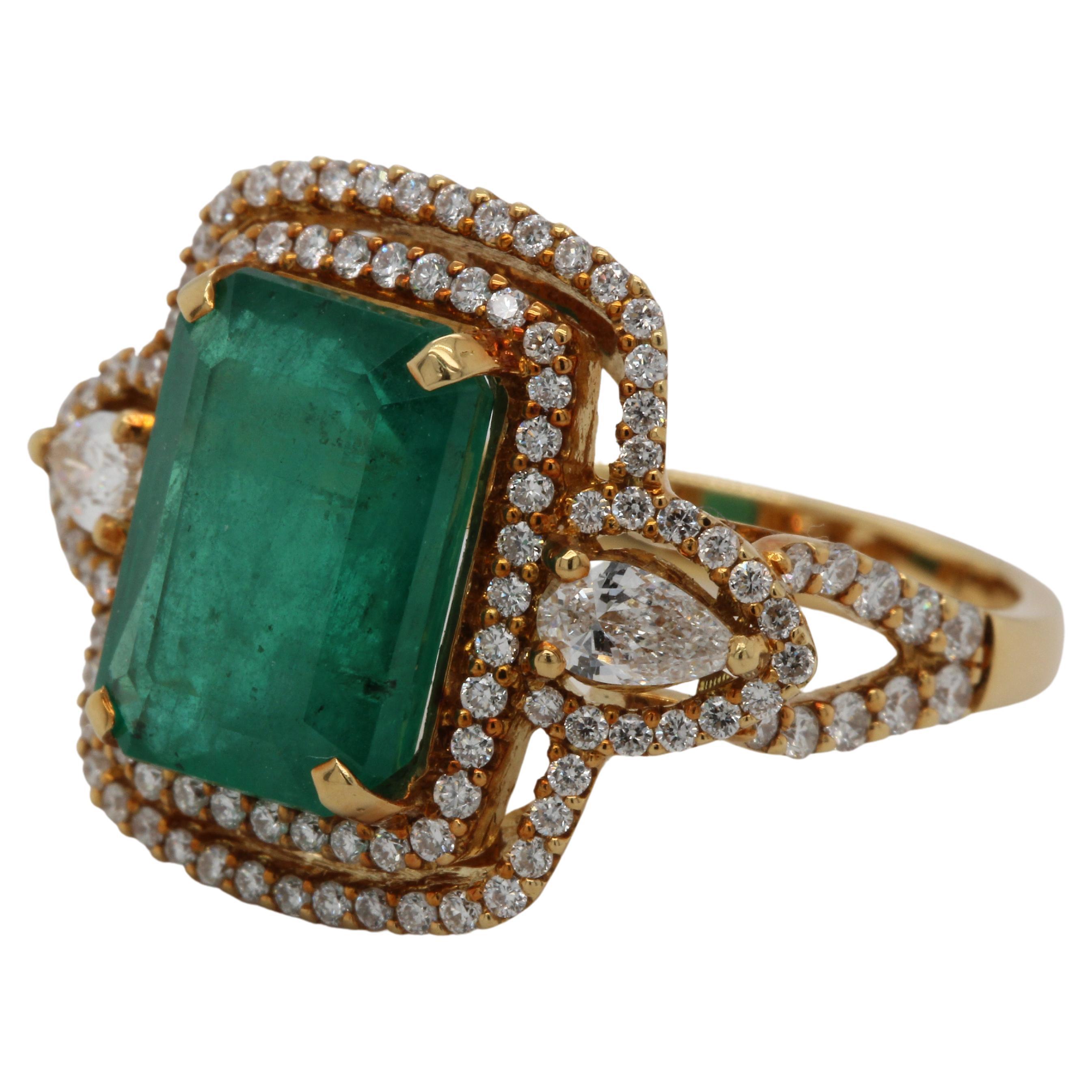 4.59 Carat Emerald And Diamond Ring In 18 Karat Gold For Sale 1