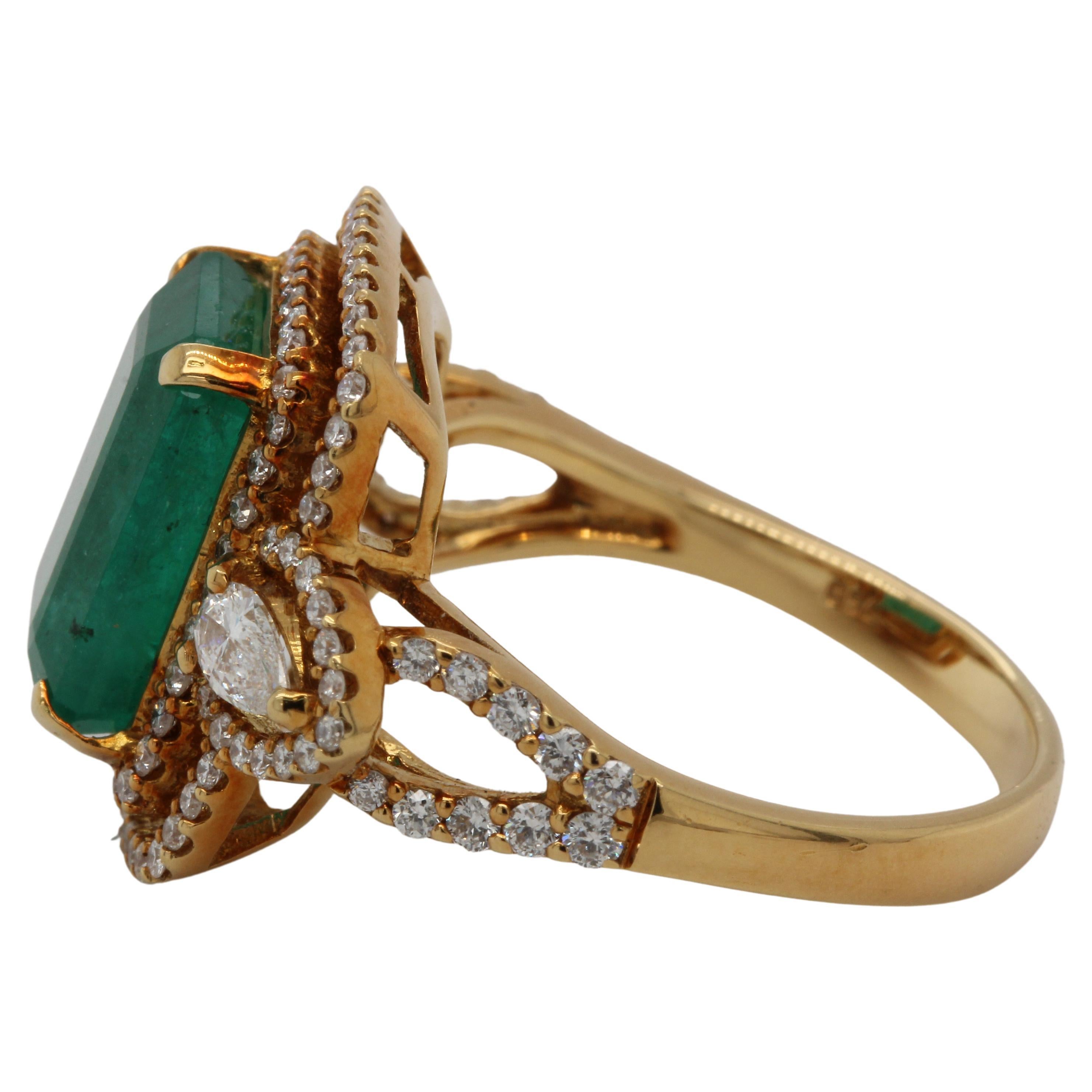 4.59 Carat Emerald And Diamond Ring In 18 Karat Gold For Sale 2
