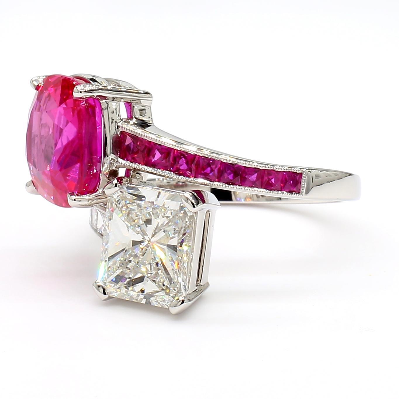 4.59 Carat Pink Sapphire Ruby and 2.1 Carat Diamond Platinum Ring Corte cuadrado en venta