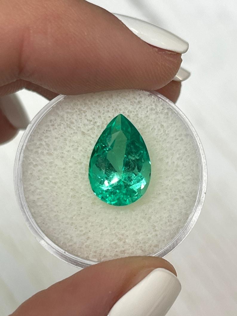 A. Stone: Smeraldo
Peso: 4,59 carati
Forma: Taglio a pera
Chiarezza: Trasparente
Lucentezza: Eccellente-Molto buona
Colore: Verde giallastro brillante
Misure: 13,78 mm x 9,39 mm x 7,03 mm
Origine geografica: Colombia
Trattamento: Naturale,