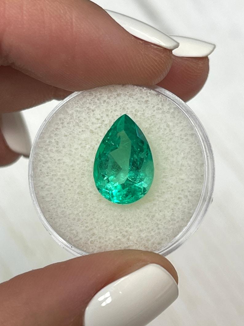 Moderno 4,59 carati di smeraldo colombiano Greene & Greene - 14x9 Taglio a pera Maggio in vendita
