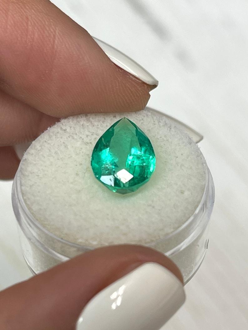 Donna 4,59 carati di smeraldo colombiano Greene & Greene - 14x9 Taglio a pera Maggio in vendita