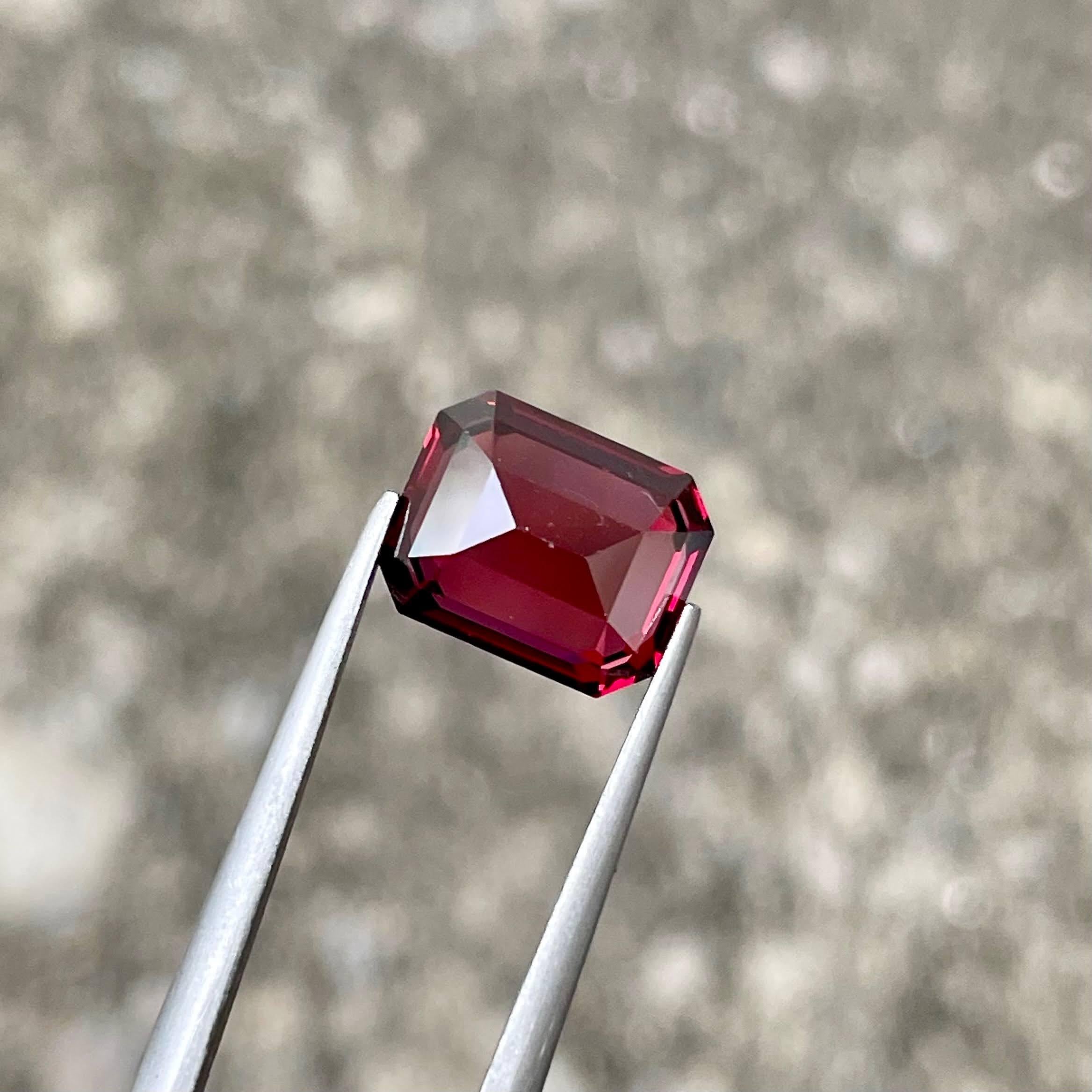 4.59 carats Red Garnet Stone Emerald Cut Natural Tanzanian Gemstone im Zustand „Neu“ im Angebot in Bangkok, TH