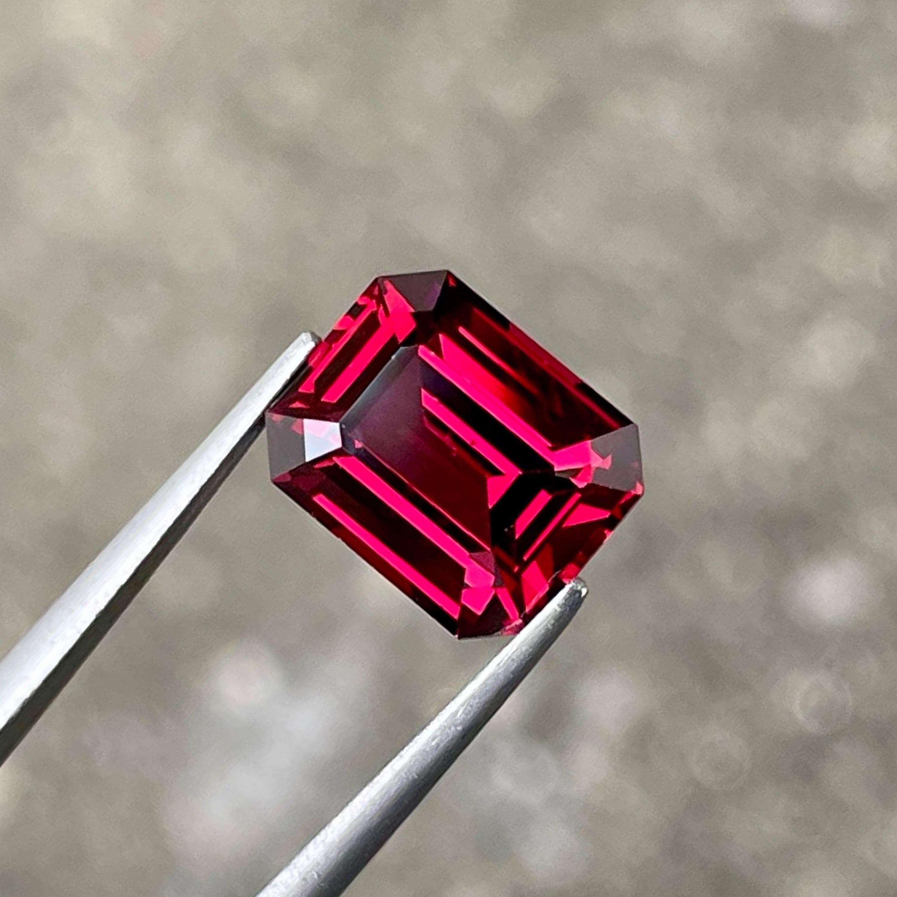 4.59 carats Red Garnet Stone Emerald Cut Natural Tanzanian Gemstone für Damen oder Herren im Angebot