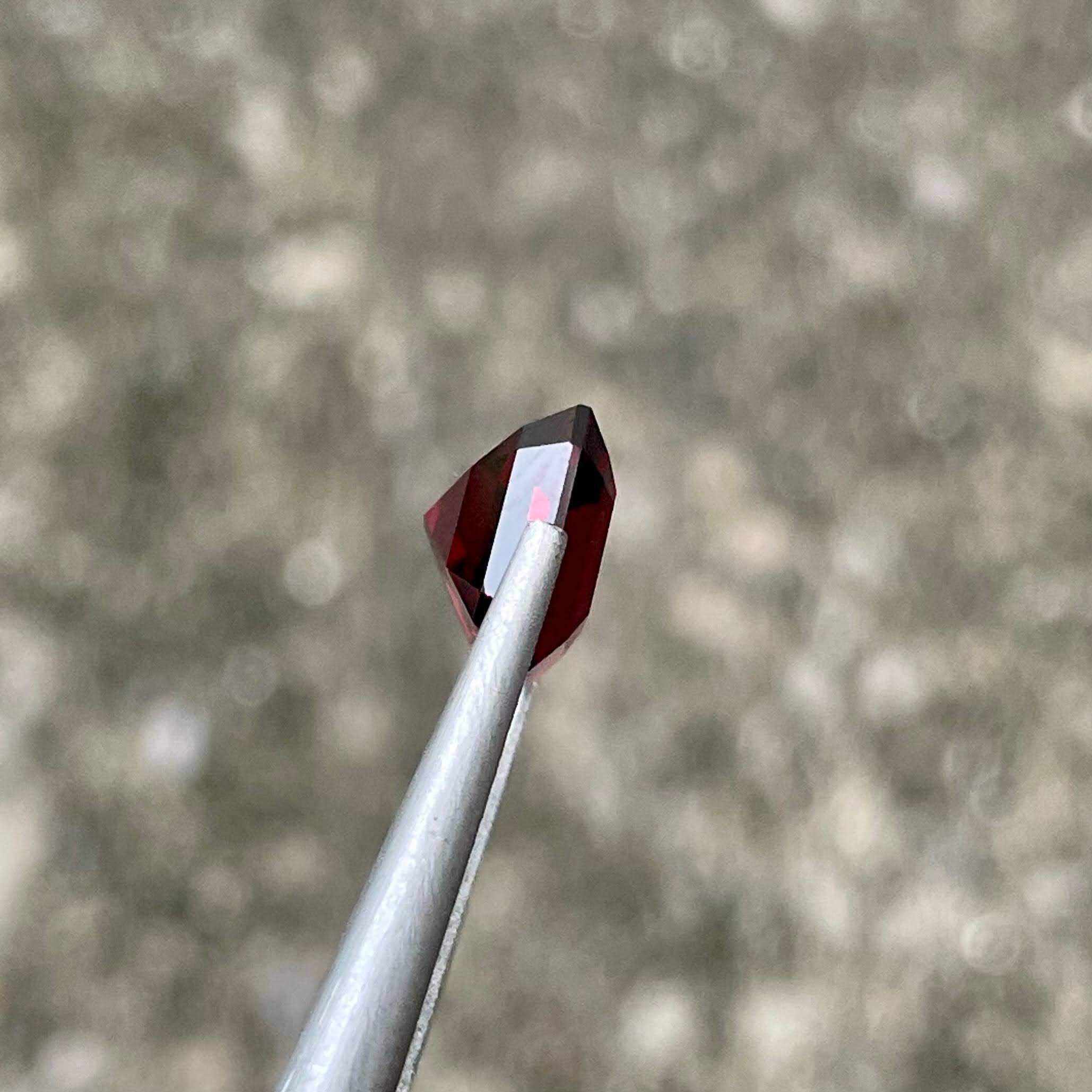 4.59 carats Red Garnet Stone Emerald Cut Natural Tanzanian Gemstone im Angebot 1