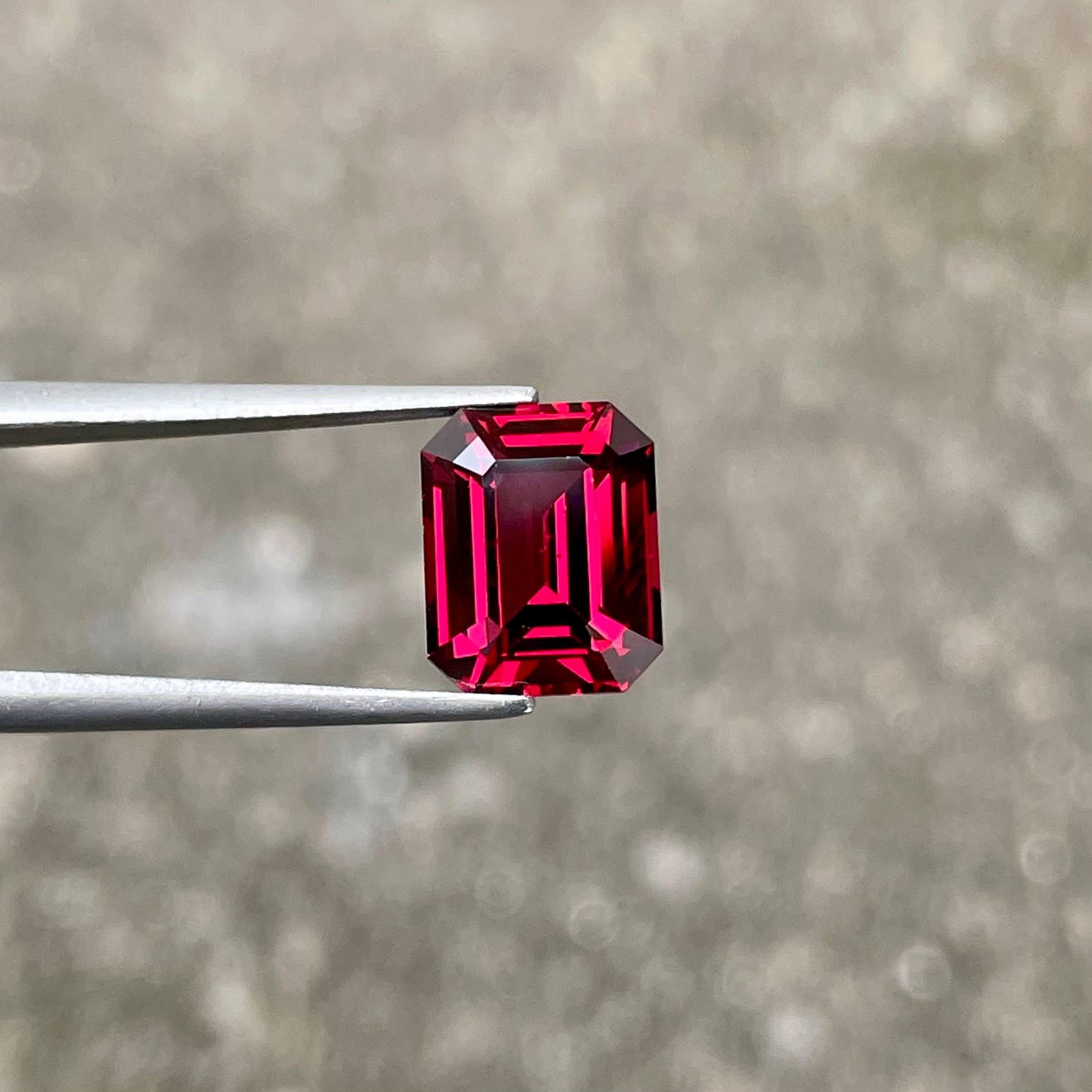 4.59 carats Red Garnet Stone Emerald Cut Natural Tanzanian Gemstone im Angebot 2
