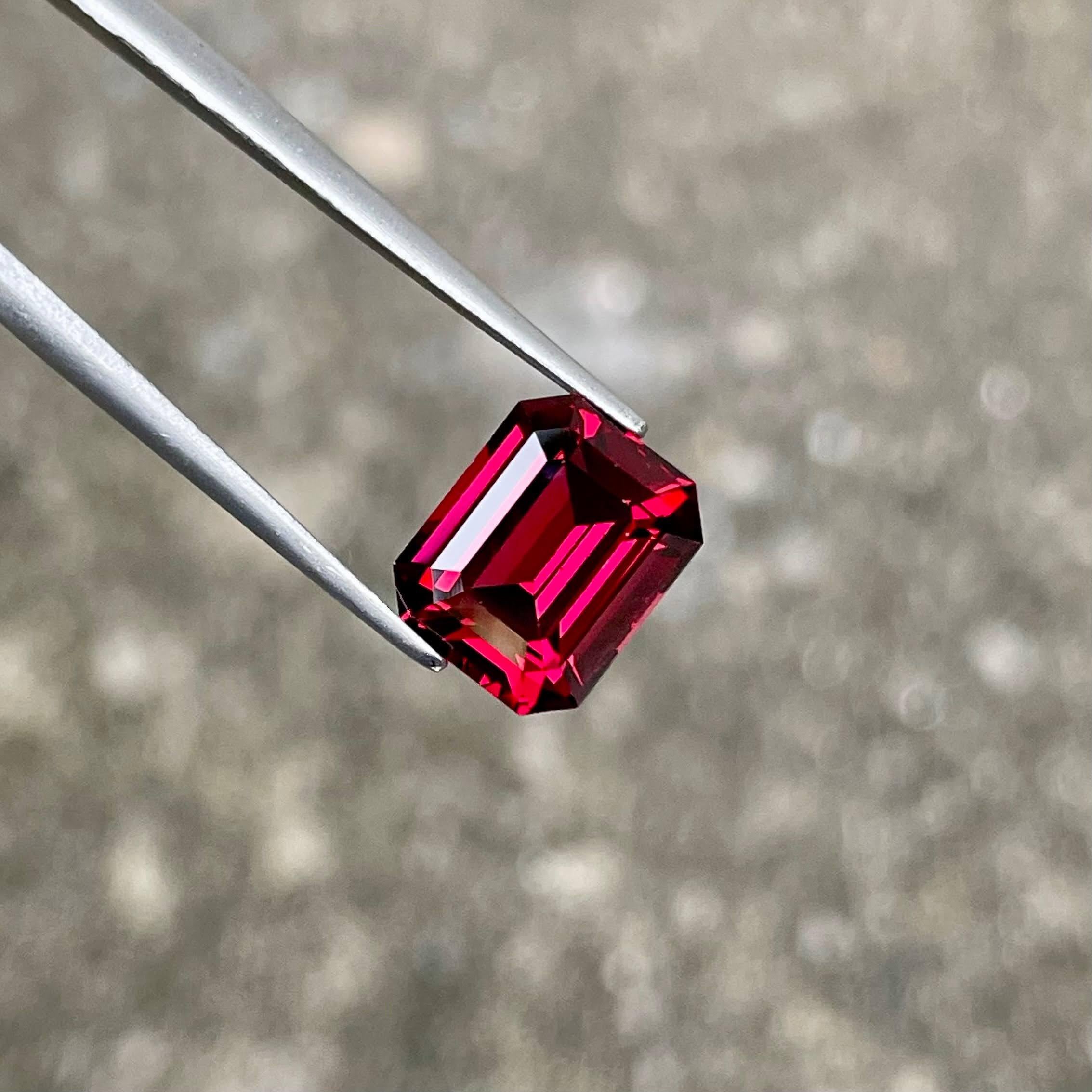 4.59 carats Red Garnet Stone Emerald Cut Natural Tanzanian Gemstone im Angebot 3