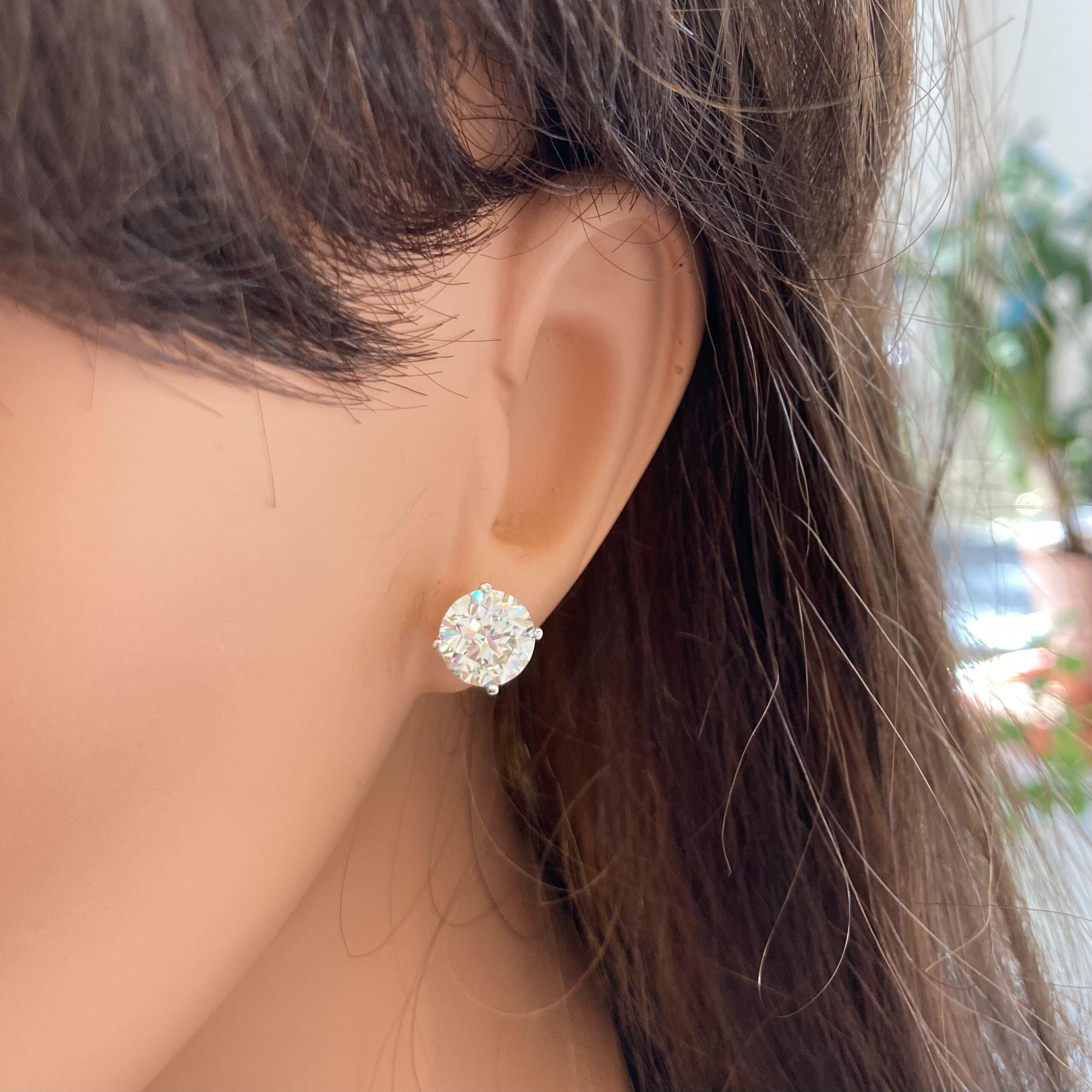 Entrez dans le royaume de l'élégance opulente avec ces extraordinaires clous d'oreilles en or blanc 14k à diamants ronds certifiés EGL d'un poids total de 4,59 carats. Chaque clou met en valeur un diamant rond captivant d'un luxueux grade de couleur