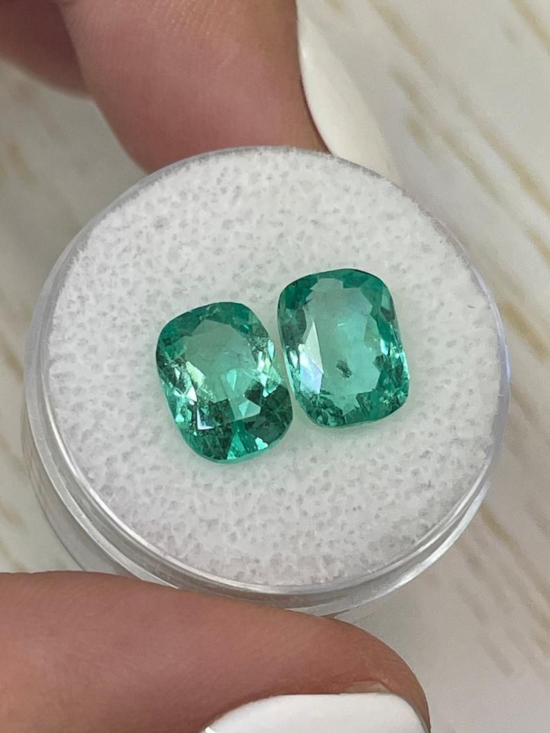 Moderno 4,59tcw di smeraldi colombiani verde chiaro e bluastro - Coppia di smeraldi abbinati con taglio a cuscino in vendita