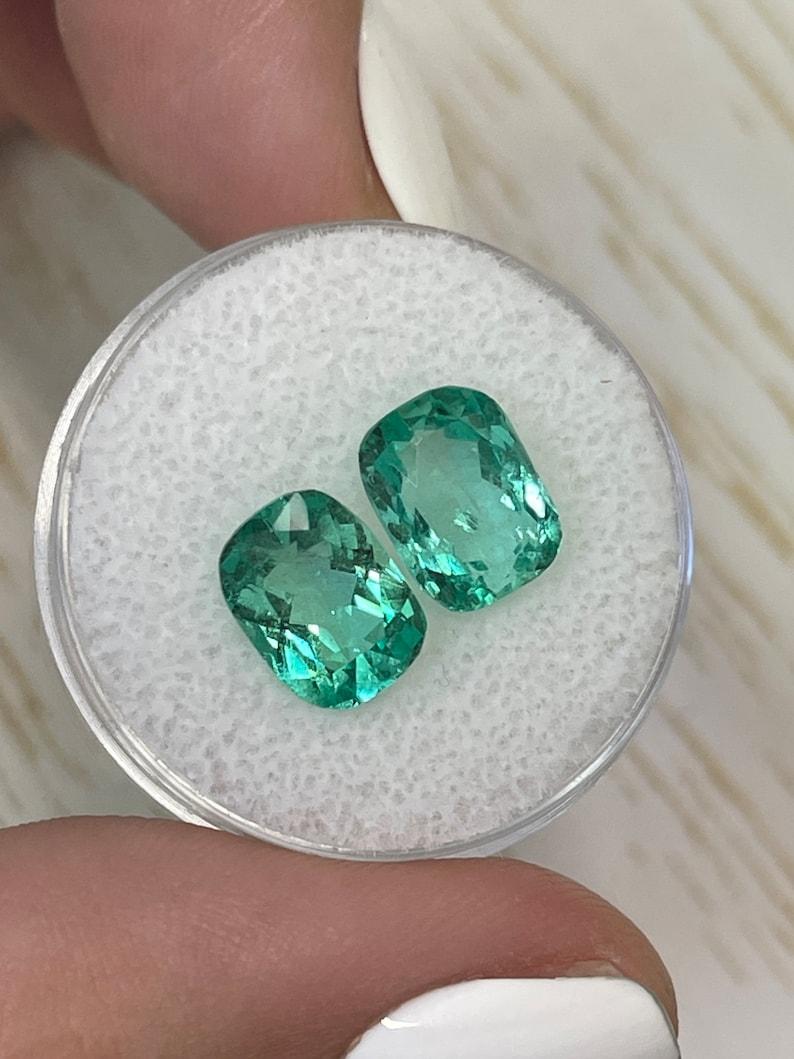 Taglio cuscino 4,59tcw di smeraldi colombiani verde chiaro e bluastro - Coppia di smeraldi abbinati con taglio a cuscino in vendita