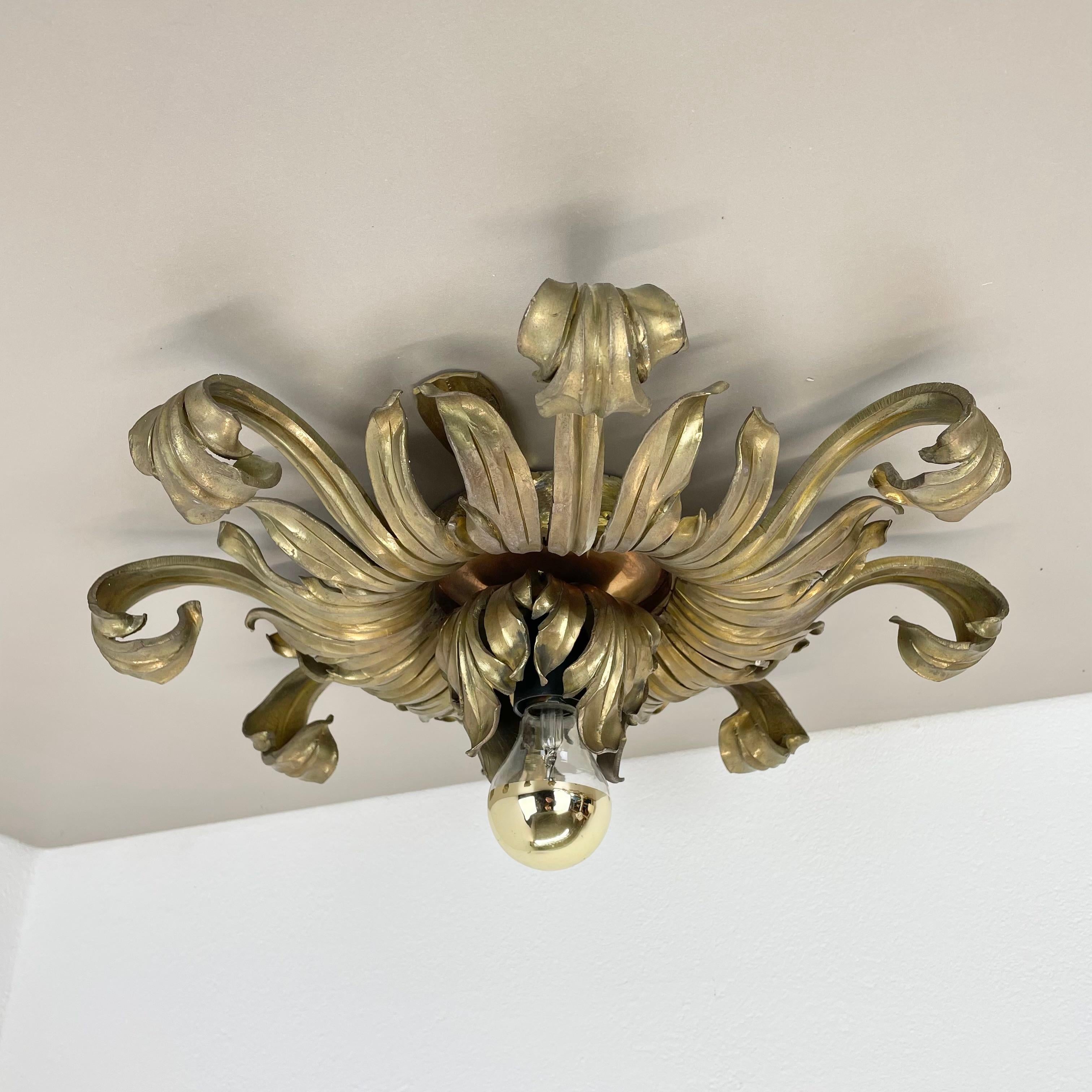 Article:

Wall light, ceiling light


Producer:

Origin Italy in the manner of Stilnovo, Gio Ponti



Age:

1950s



This modernist light was produced in Italy in the 1970s. It is made from solid brass in form of a flower with with leaf elements